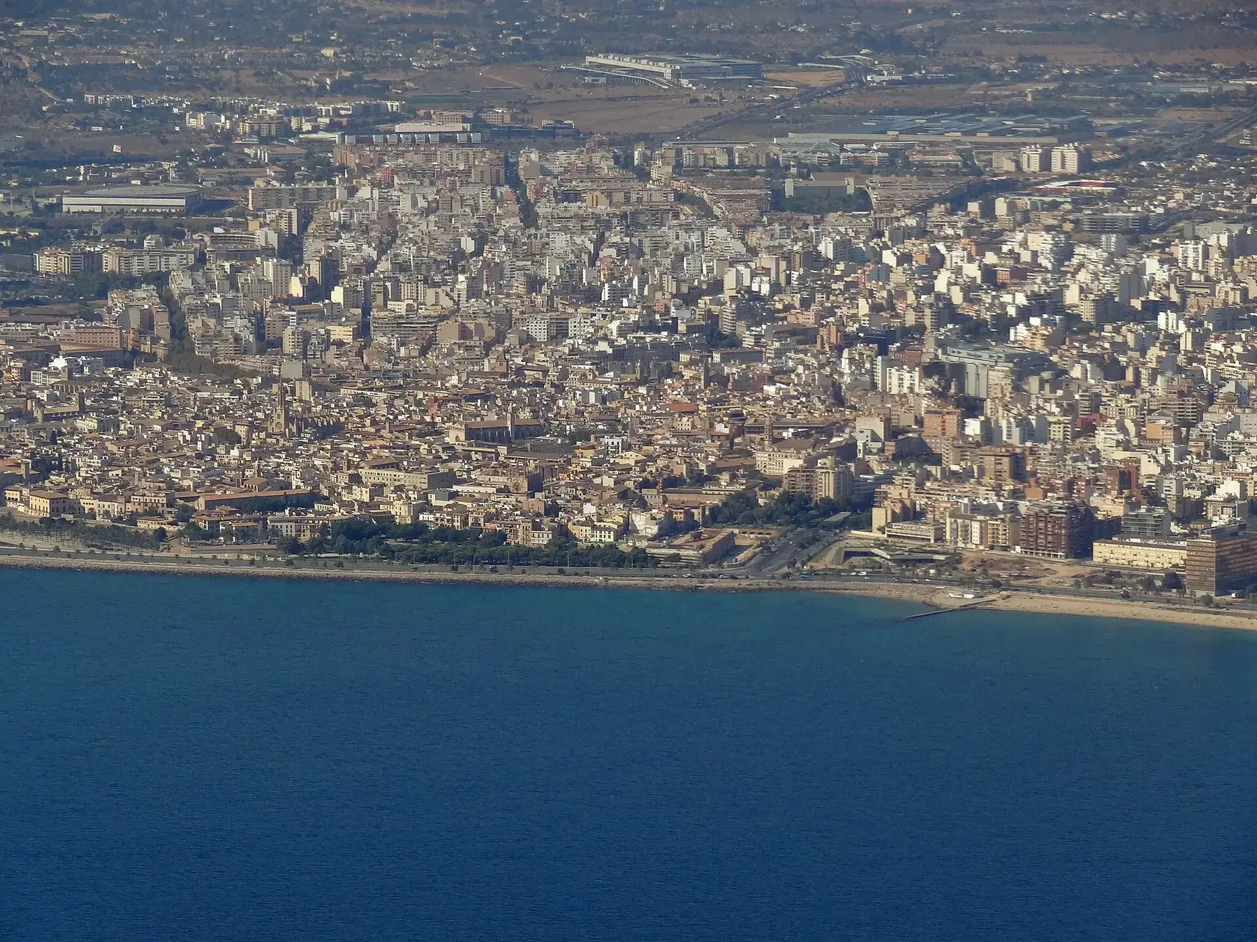 Vista aérea de Palma y la costa de Mallorca como portada contextual de Baleares