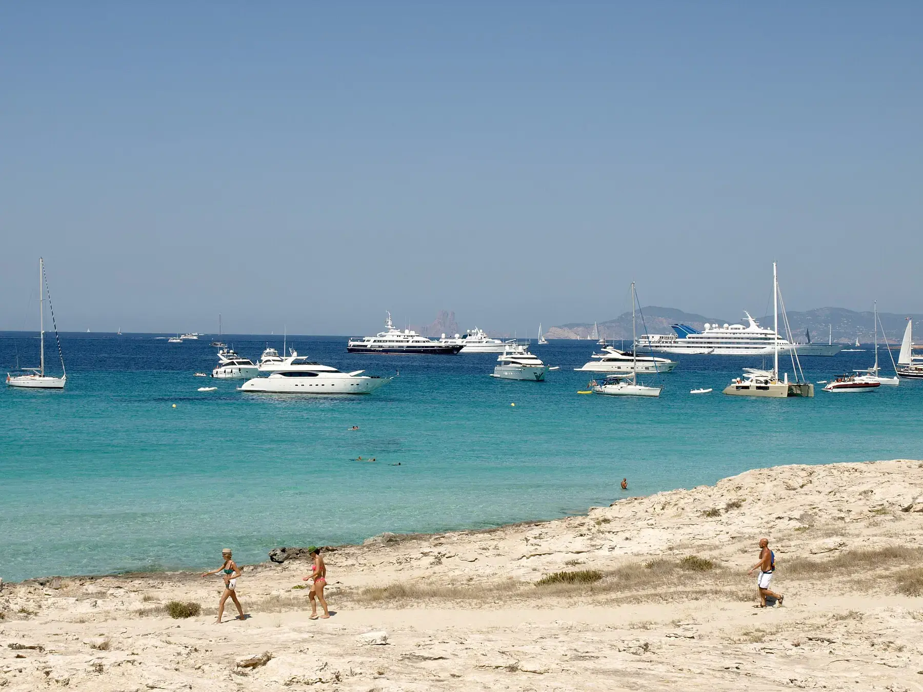 Playa de Ses Illetes y embarcaciones frente a Formentera