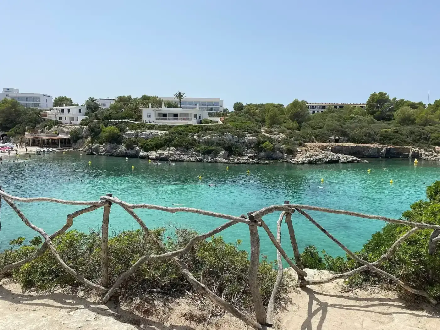 Cala Santandria de aguas turquesas en Menorca