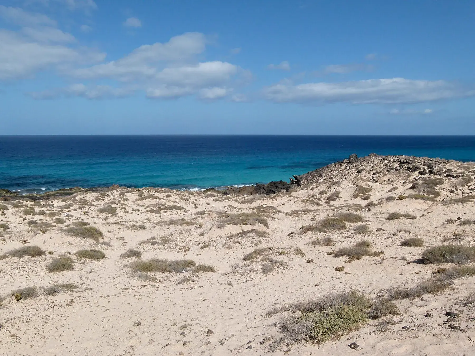 Dunas de Corralejo frente al océano Atlántico en Fuerteventura