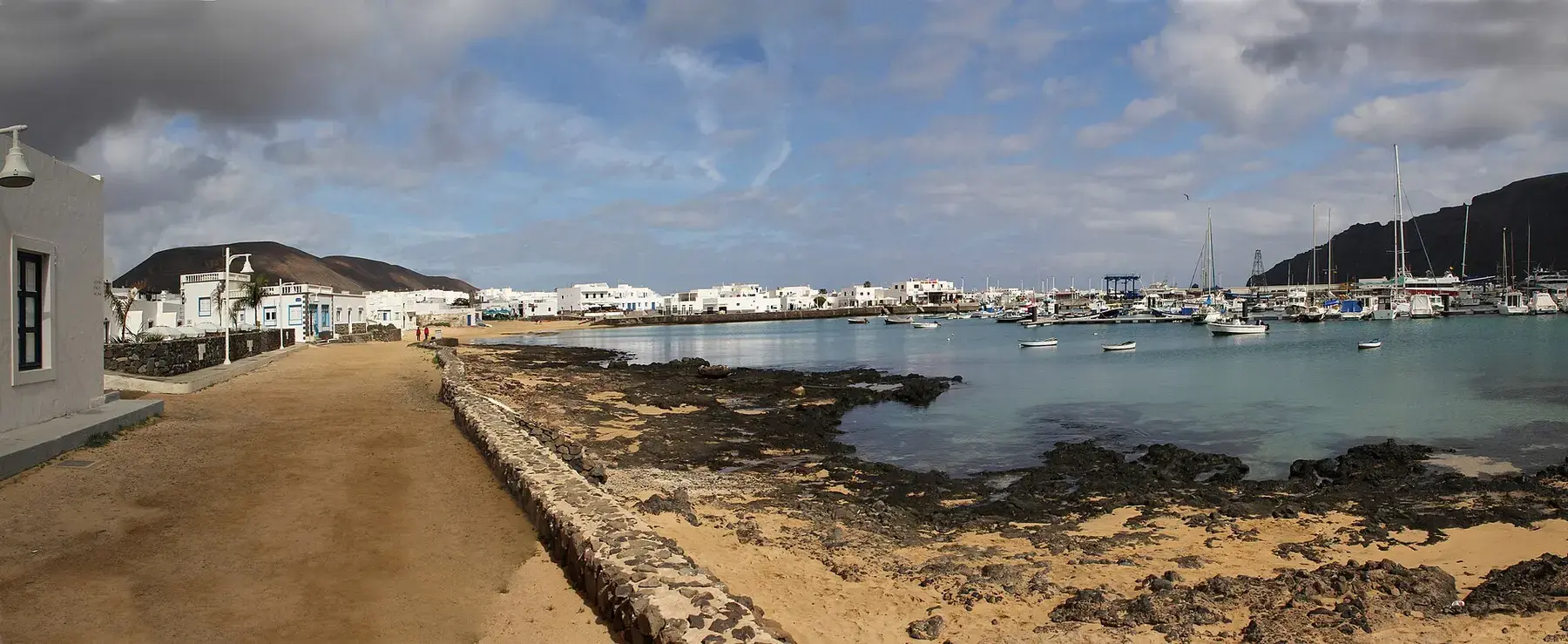 Puerto y casas de Caleta de Sebo en La Graciosa