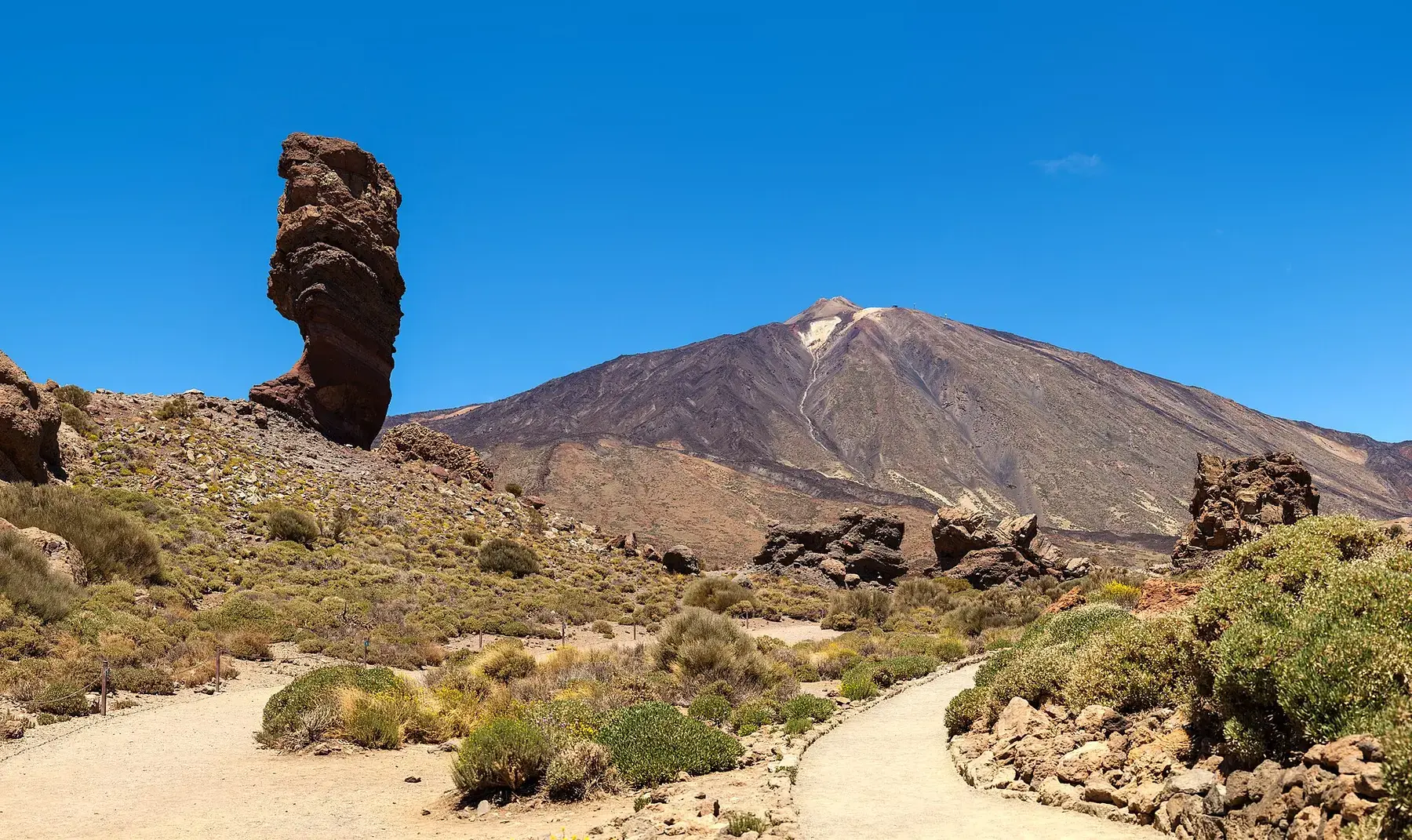 Roque Cinchado y Teide en el paisaje volcánico de Tenerife