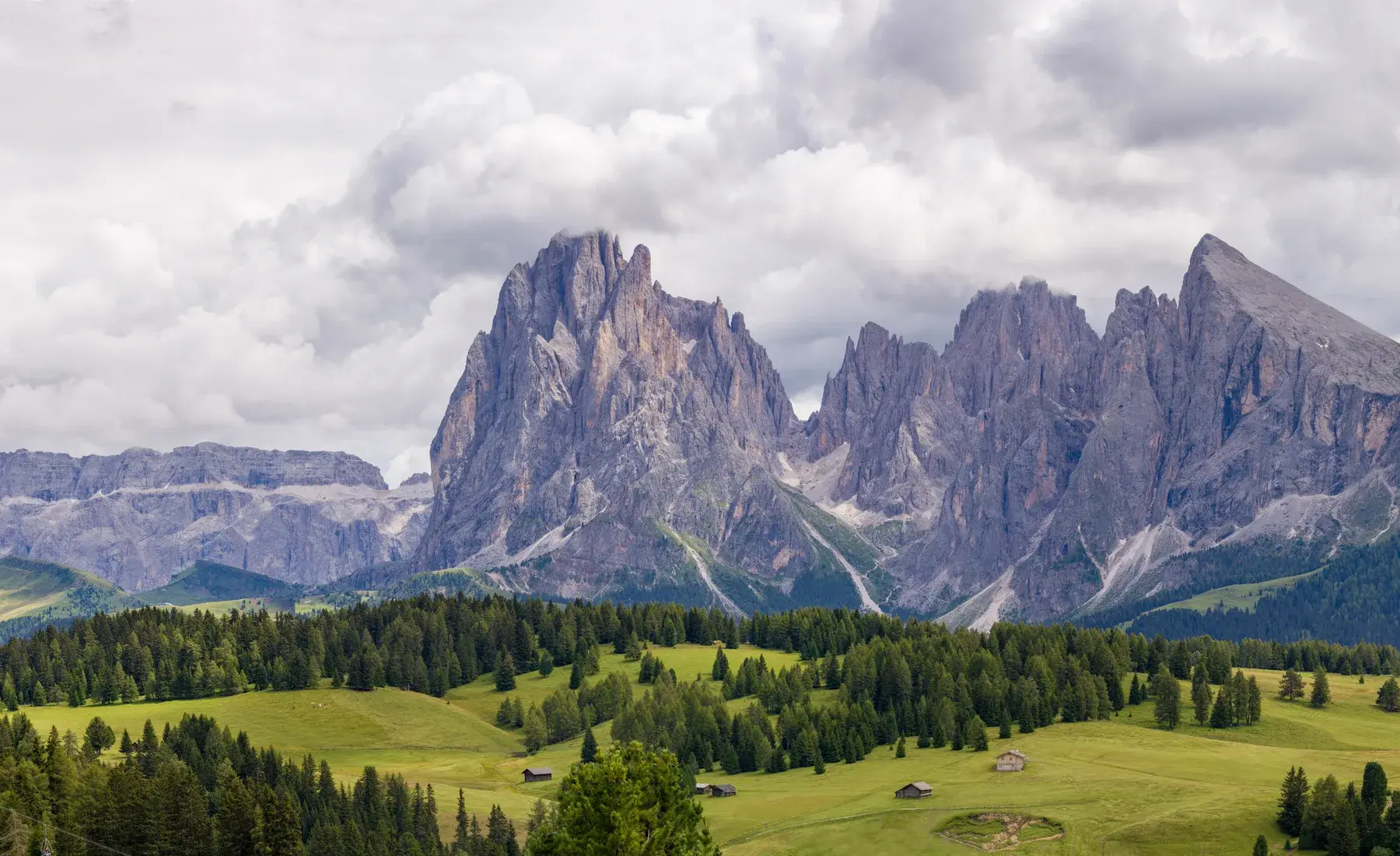 Paisaje italiano entre montaña, valle y núcleos históricos