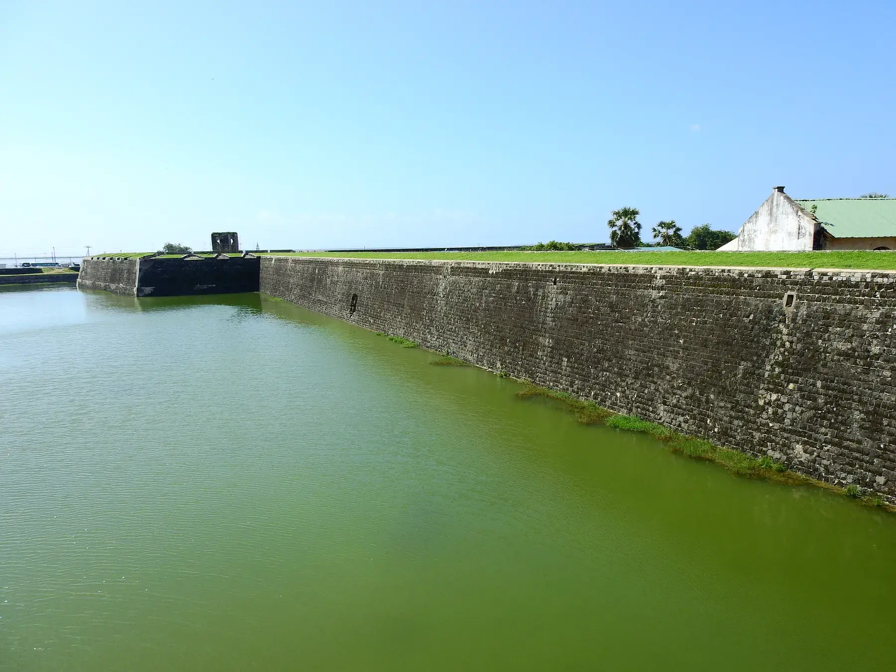 Murallas y foso del fuerte de Jaffna