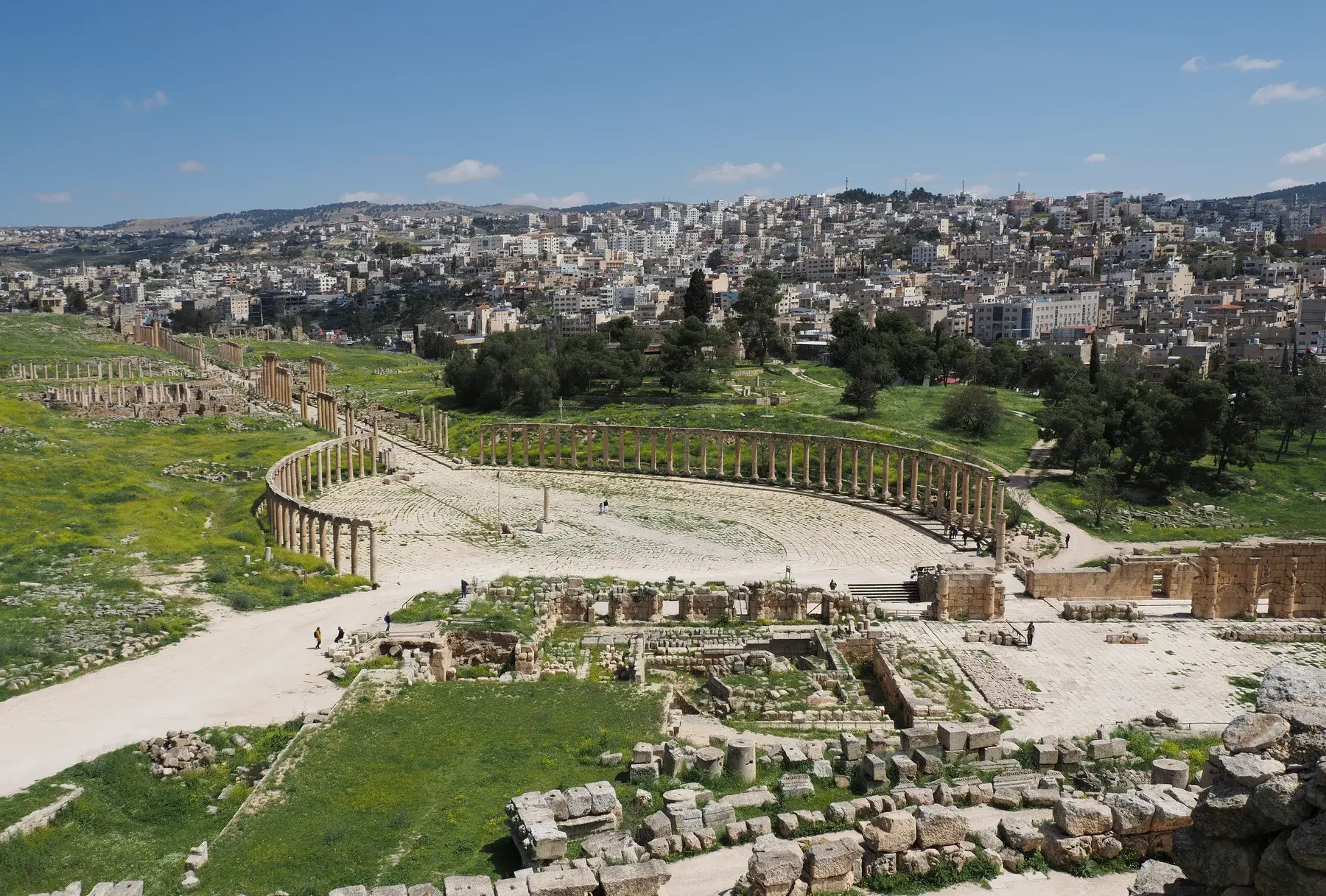 Plaza oval y columnas del yacimiento de Jerash