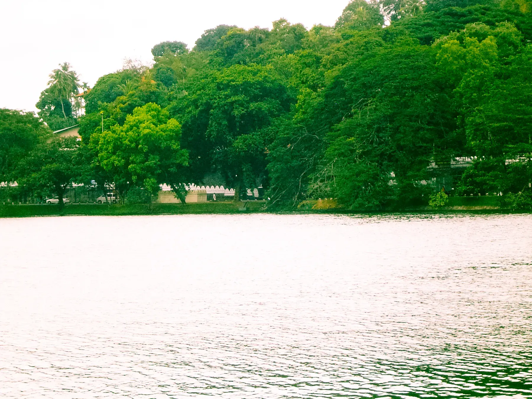 Lago de Kandy y su entorno urbano