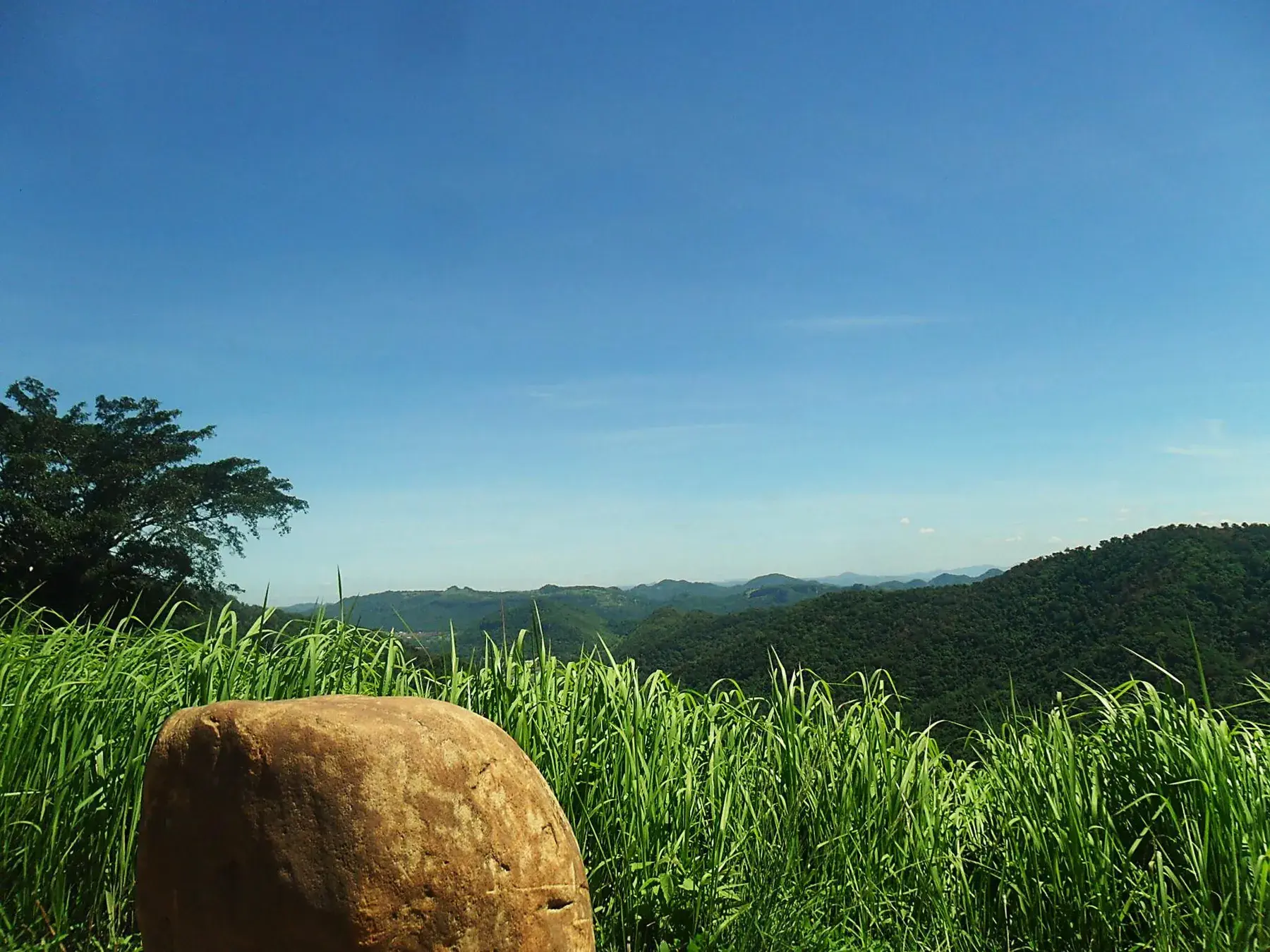 Paisaje de pradera y montaña en el entorno de Khao Yai