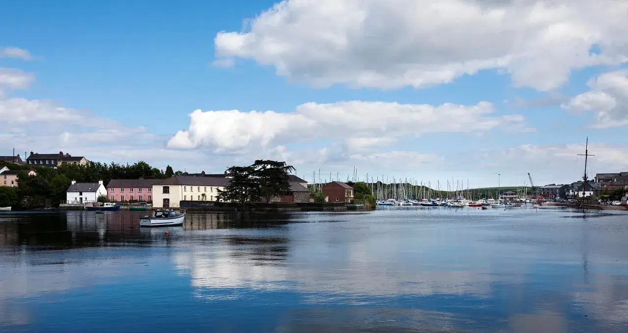 Puerto y edificios de Kinsale