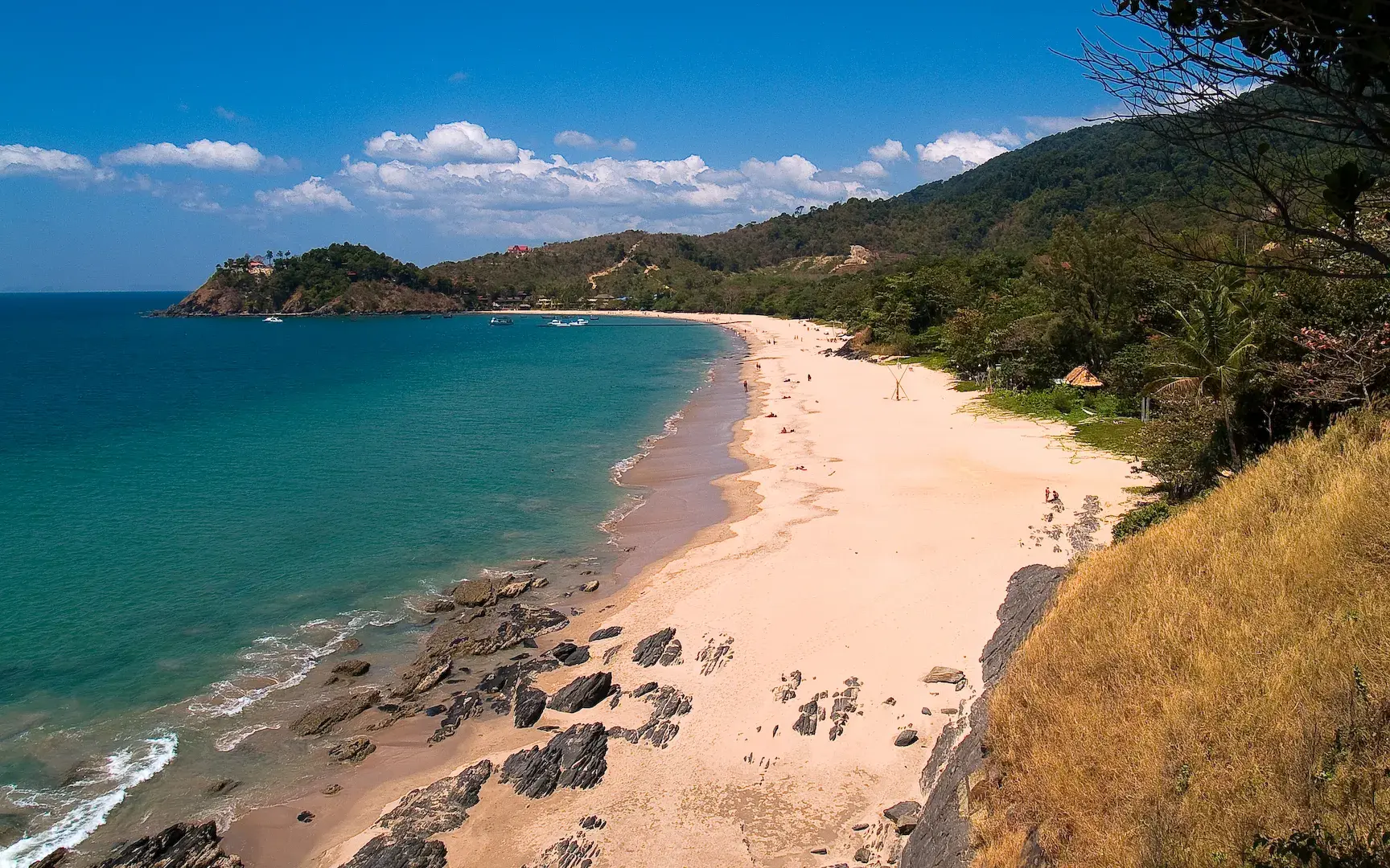 Playa de Koh Lanta con colinas al fondo
