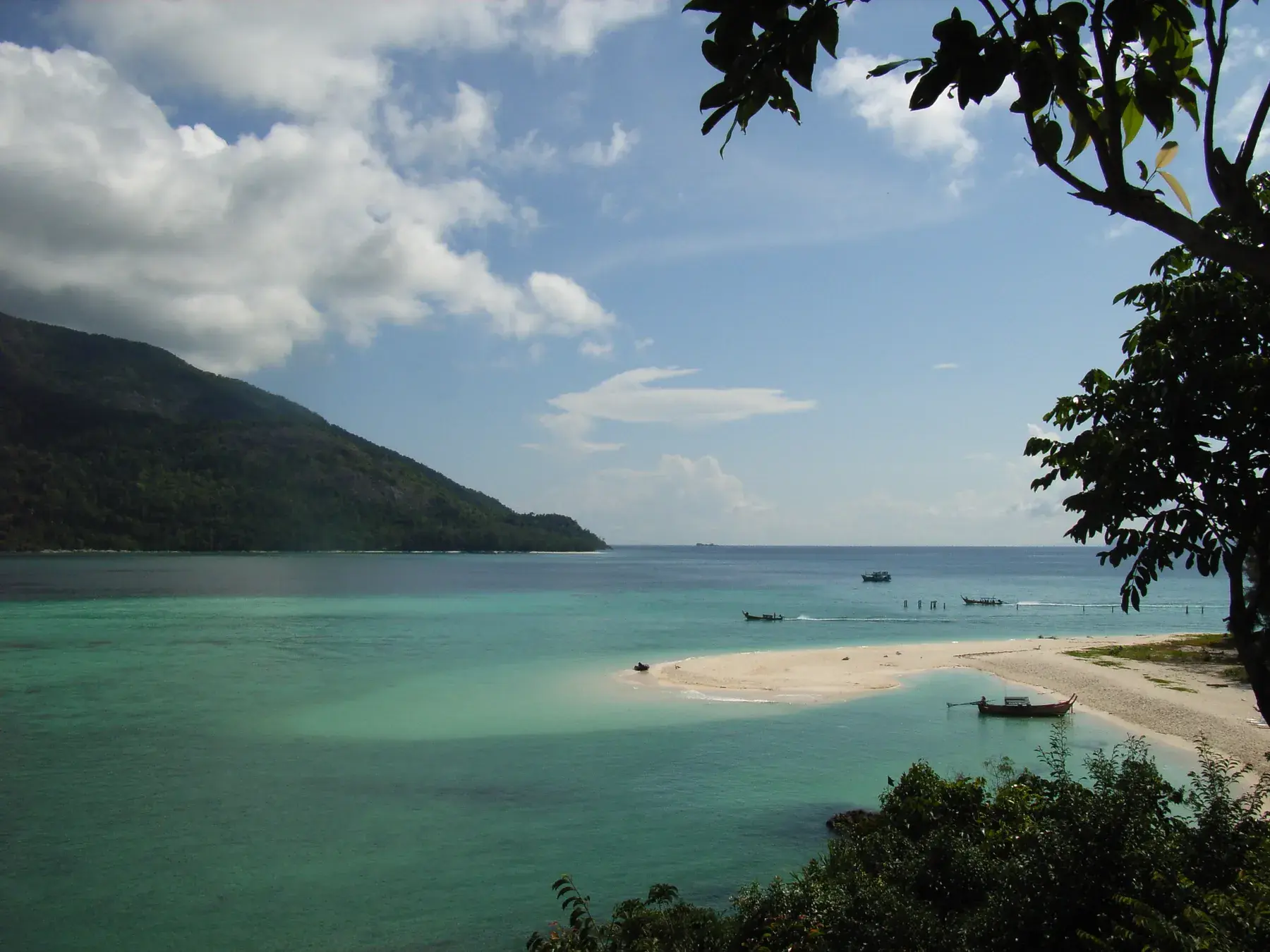 Playa y agua litoral de Koh Lipe