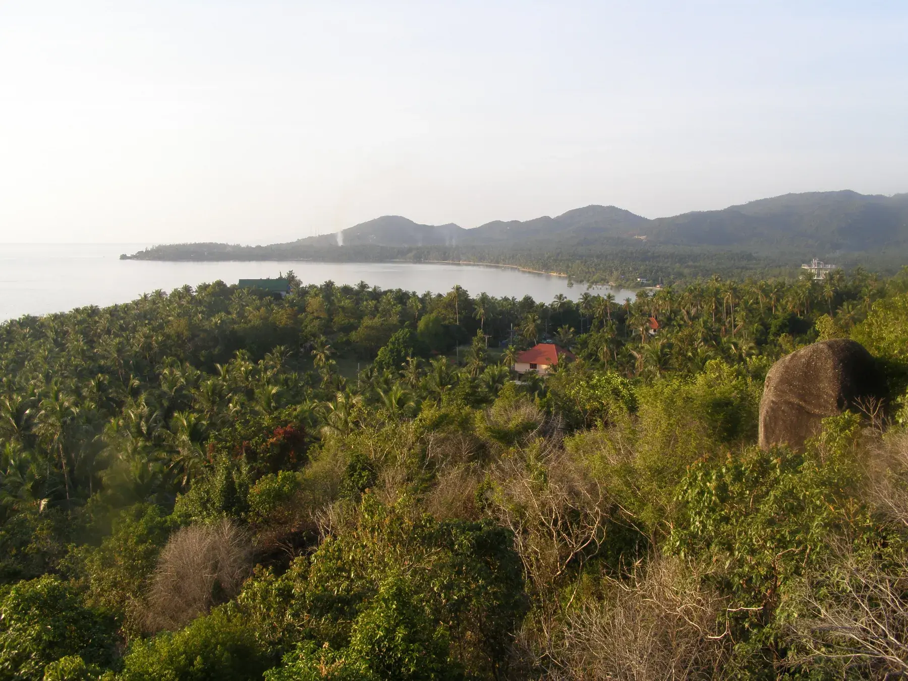 Vista de colinas y costa de Koh Phangan