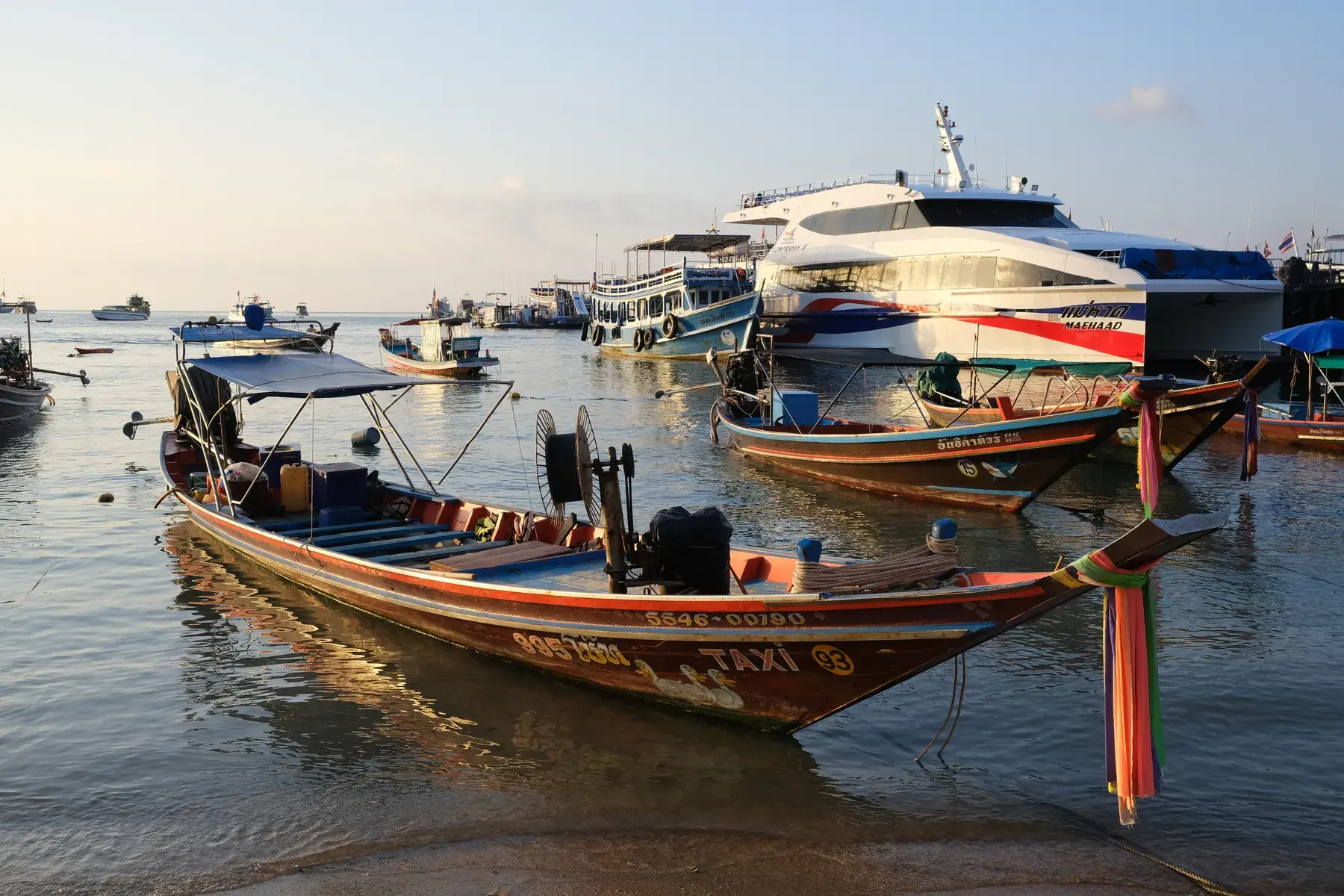 Embarcaciones en Mae Haad al atardecer, Koh Tao