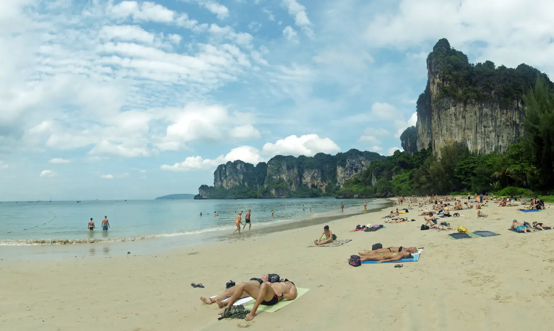 Playa de Railay bajo los acantilados de Krabi