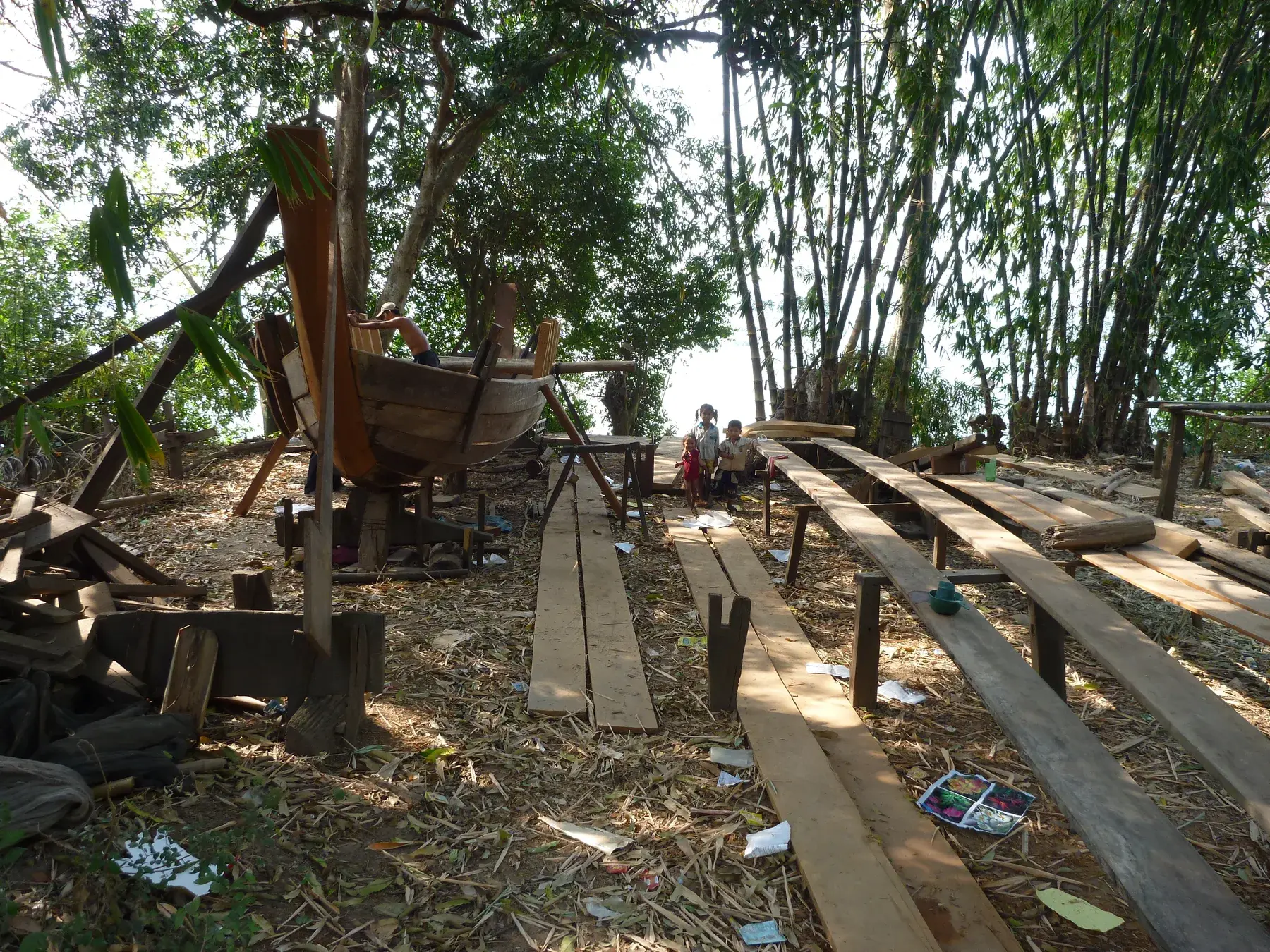 Construcción de embarcaciones en Kratie