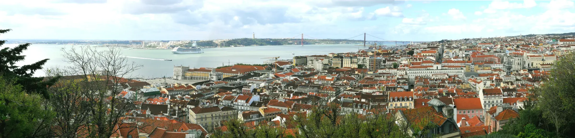 Panorámica de Lisboa hacia Baixa, Chiado y el estuario del Tajo desde el castillo