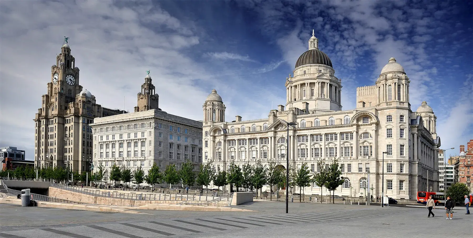 Pier Head y edificios históricos junto al Mersey en Liverpool
