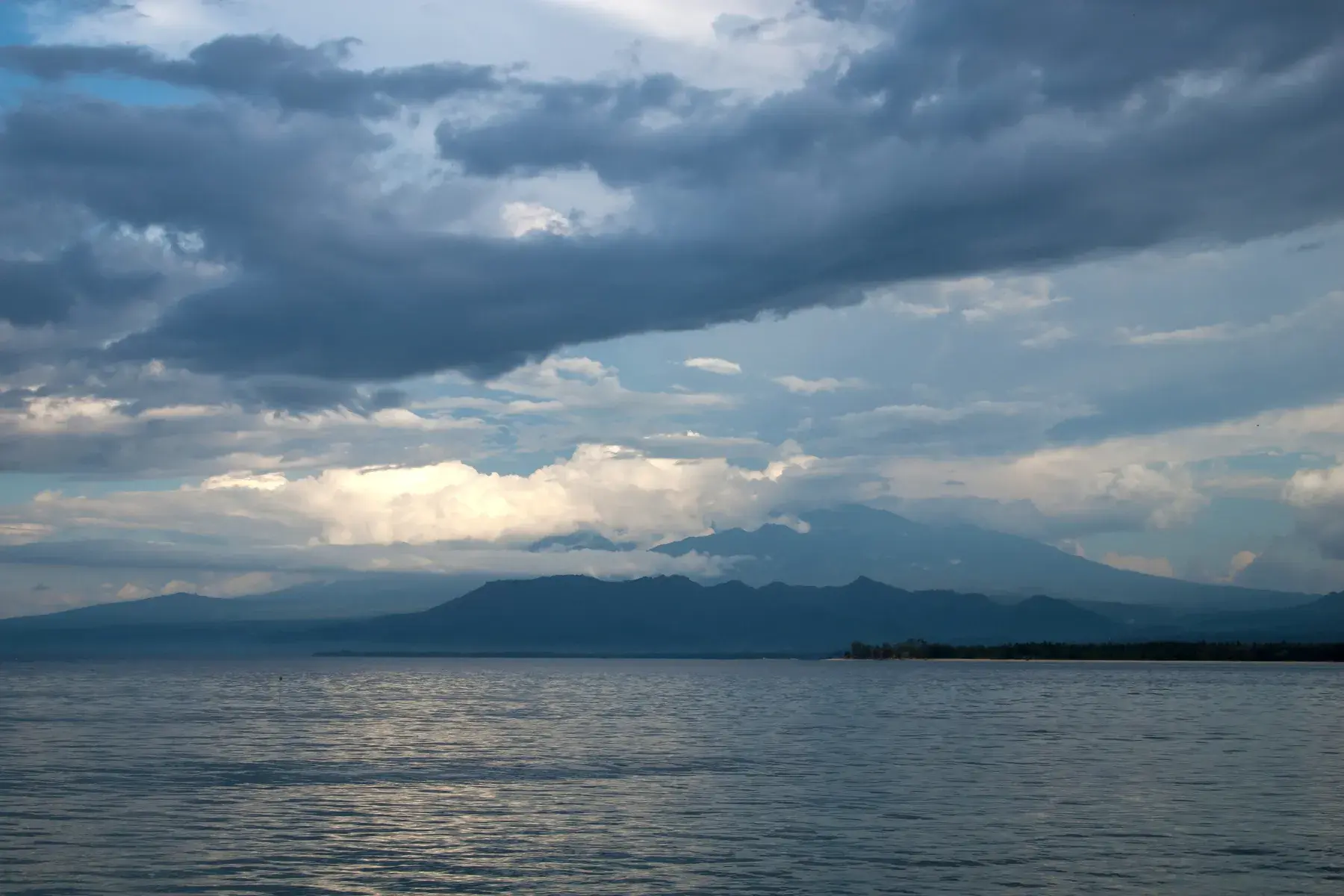 Lombok y el Rinjani bajo nubes vistos desde el entorno de Gili