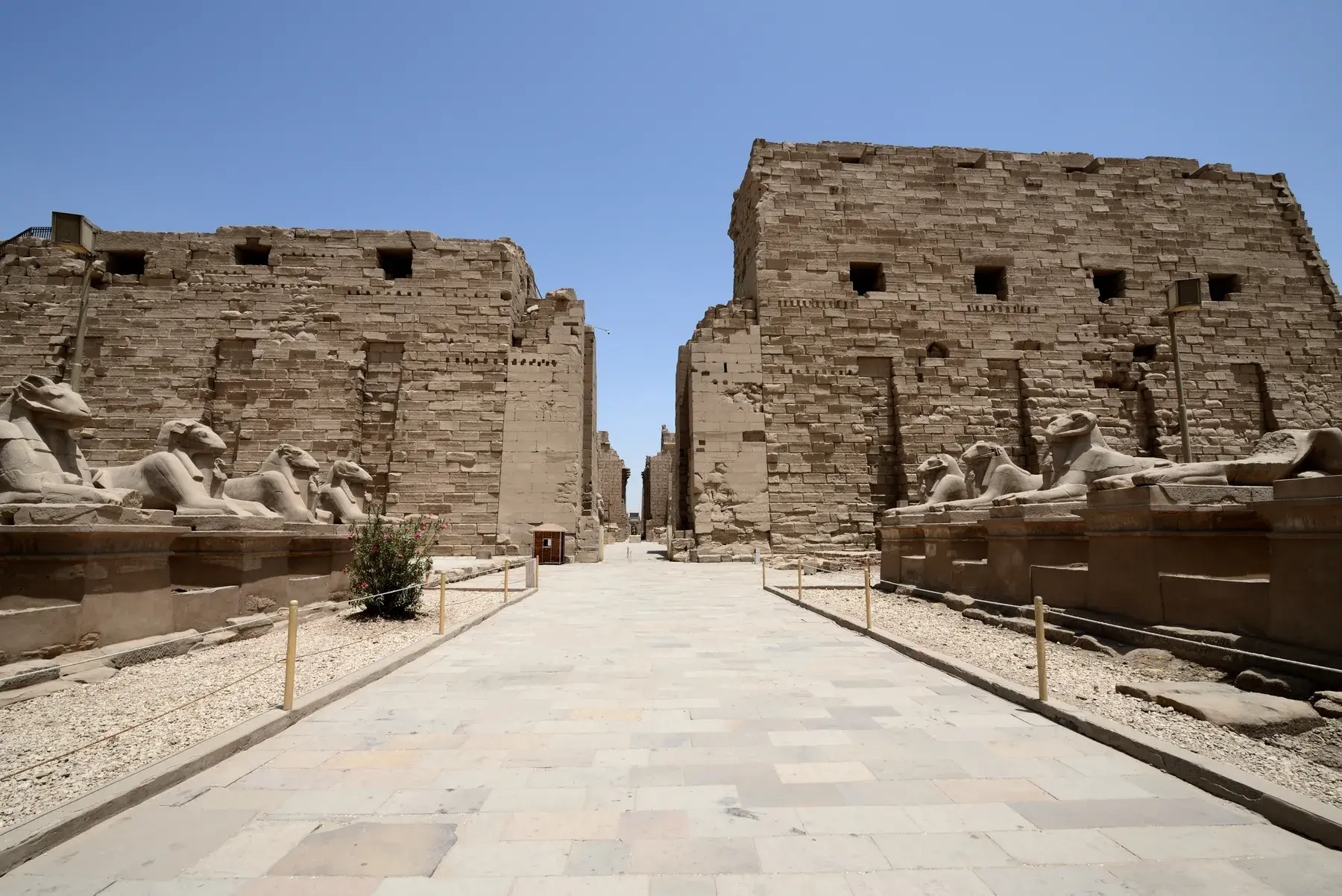 Columnas y recinto del complejo de Karnak en Luxor
