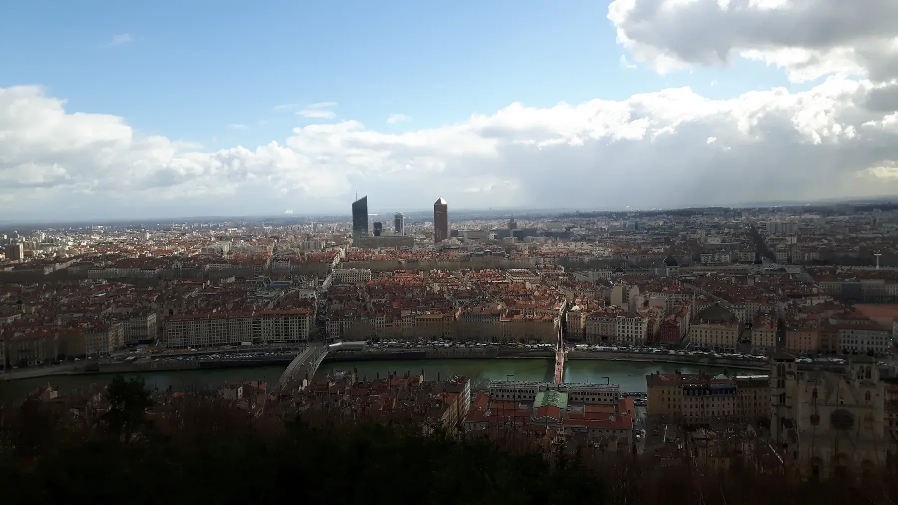 Panorama de Lyon con la colina de Fourvière y el tejido urbano