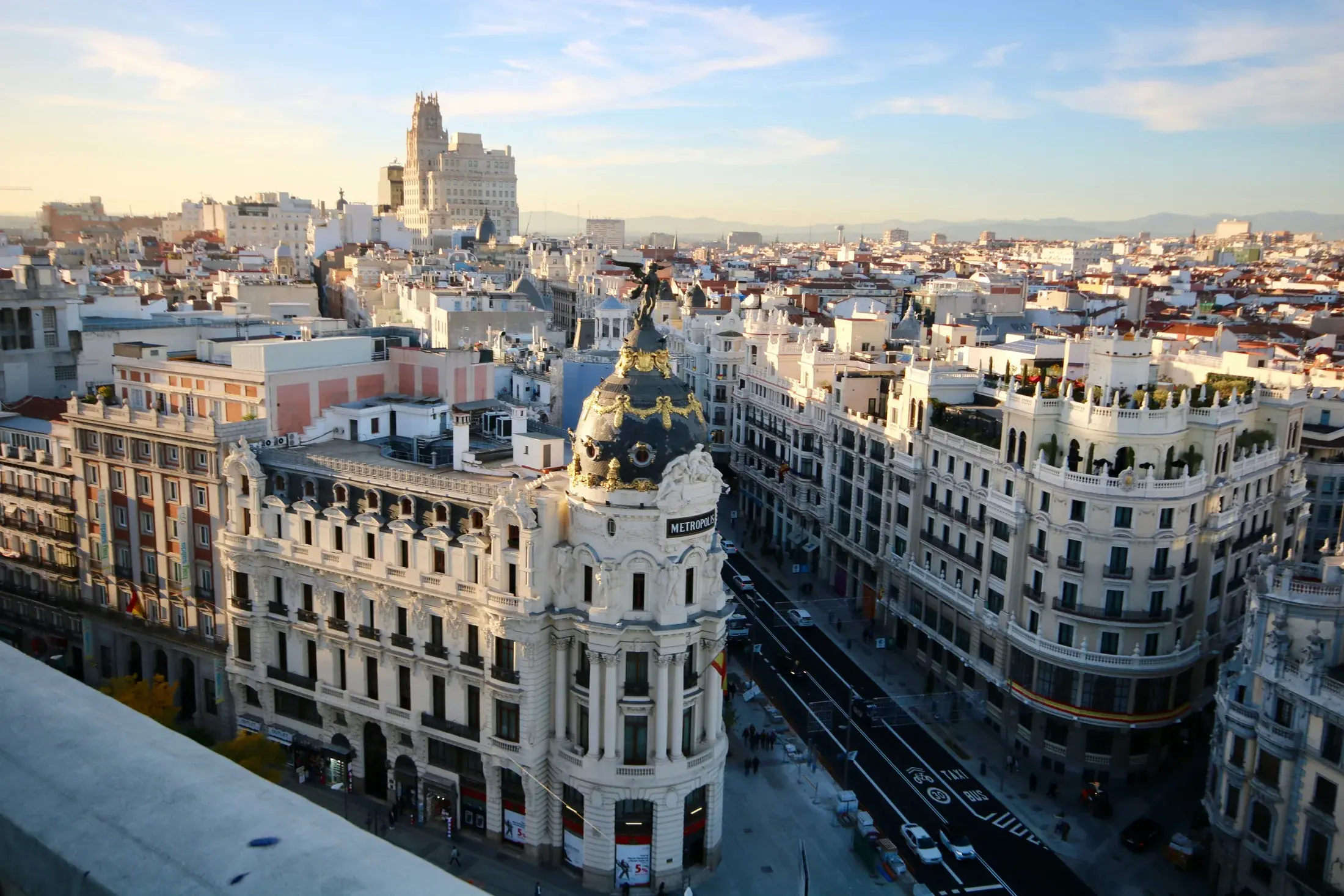 Gran Vía de Madrid y edificio Metrópolis como portada de las guías de España