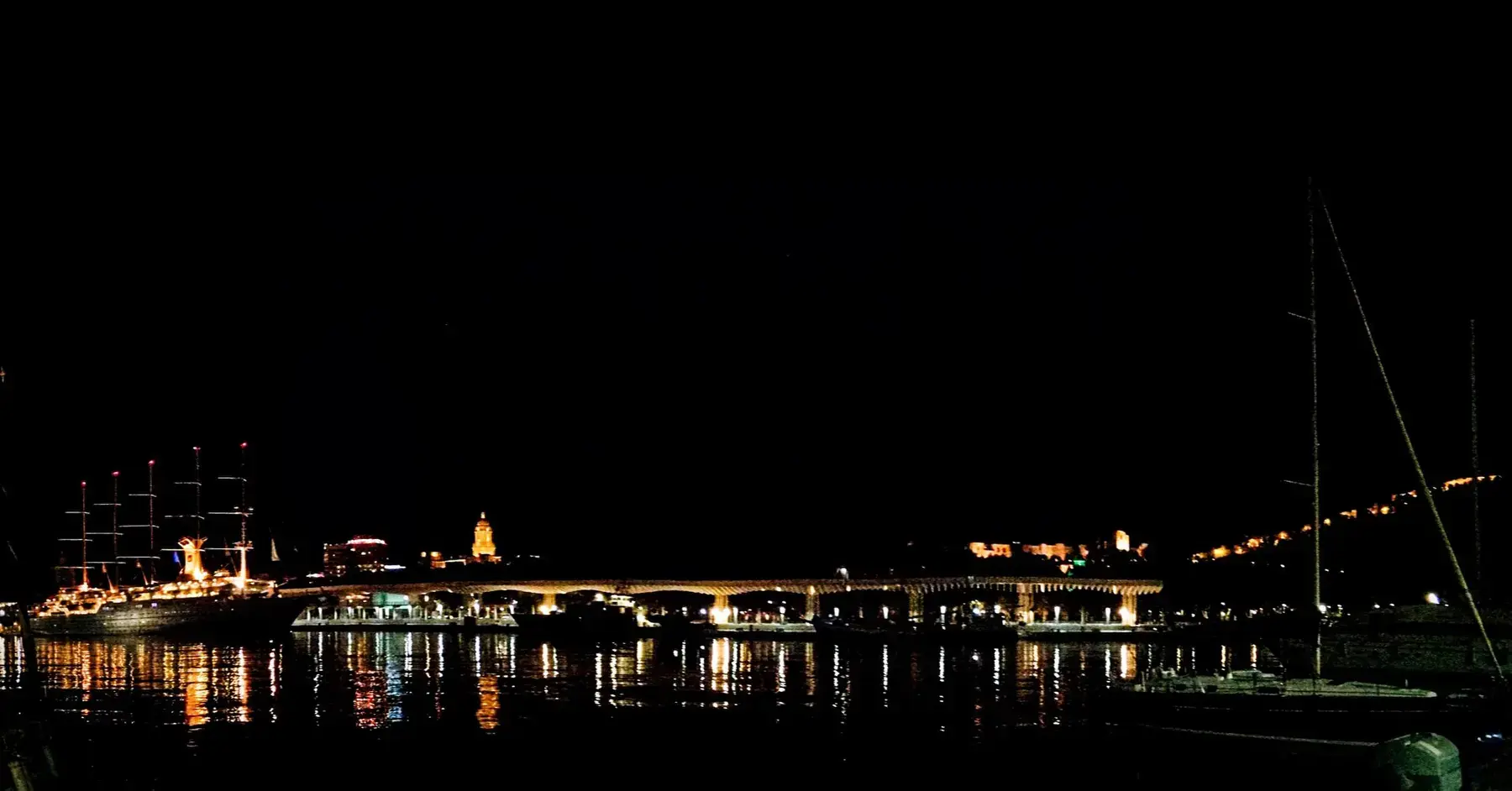 Puerto deportivo de Málaga iluminado de noche