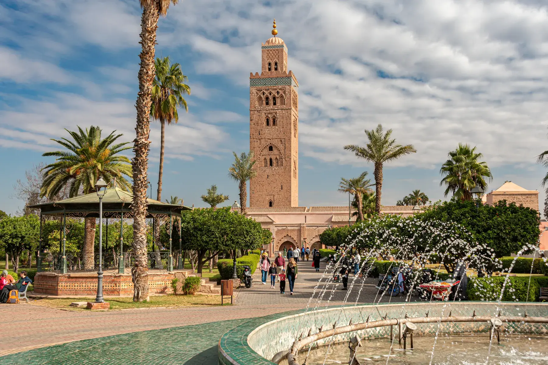 Exterior de Koutoubia y jardines en Marrakech