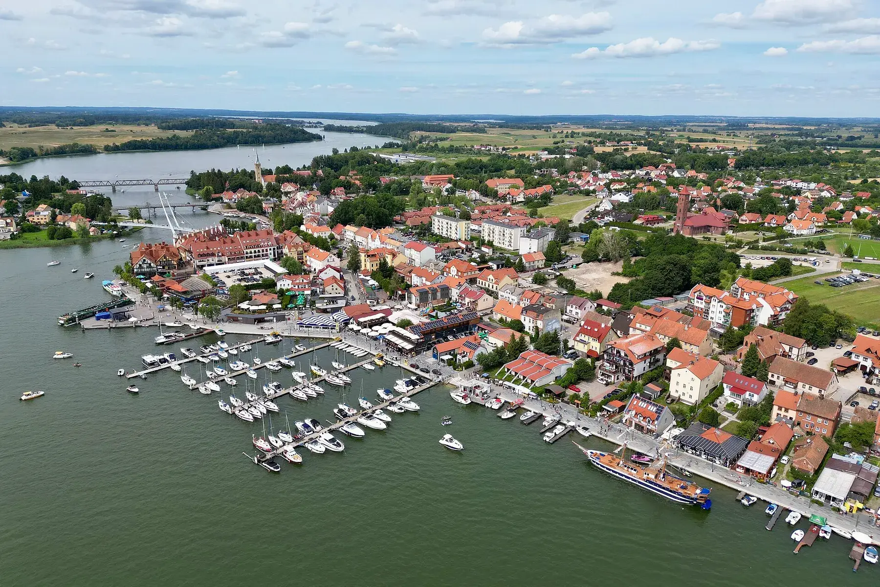 Mikołajki y su entorno lacustre en Masuria