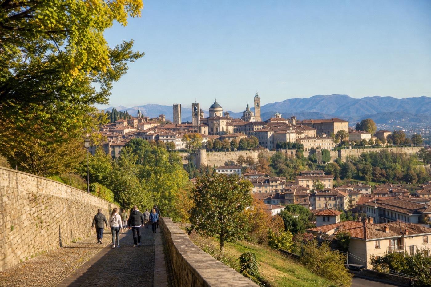 Vista de la Città Alta de Bérgamo y sus colinas