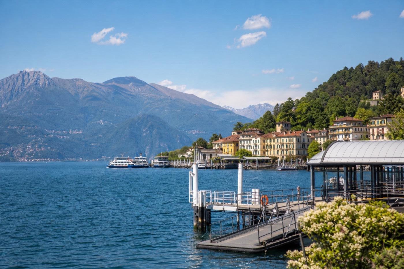 Embarcadero y paisaje montañoso del lago de Como