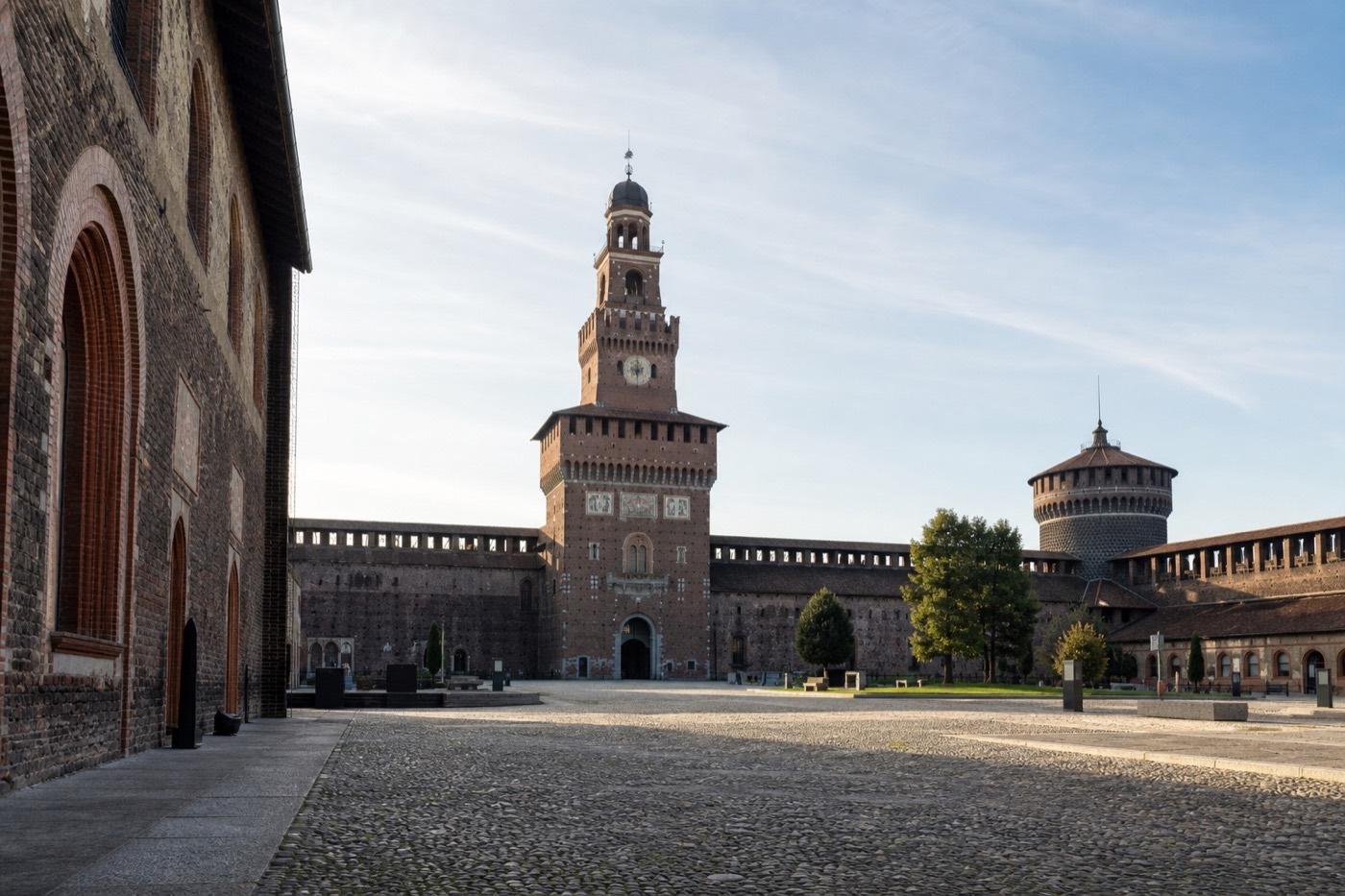 Patio monumental y torres del Castello Sforzesco de Milán