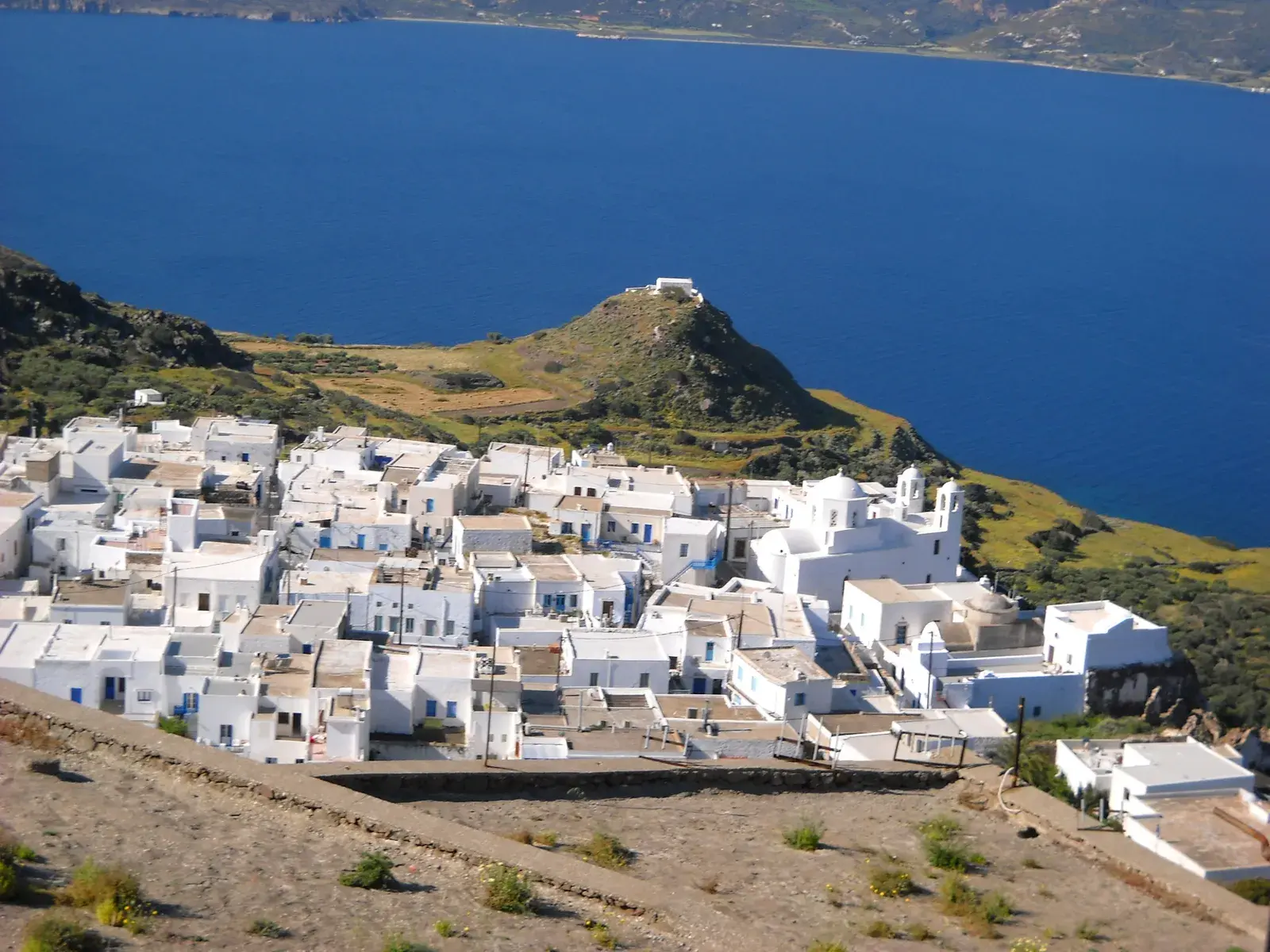 Pueblo elevado de Plaka en Milos