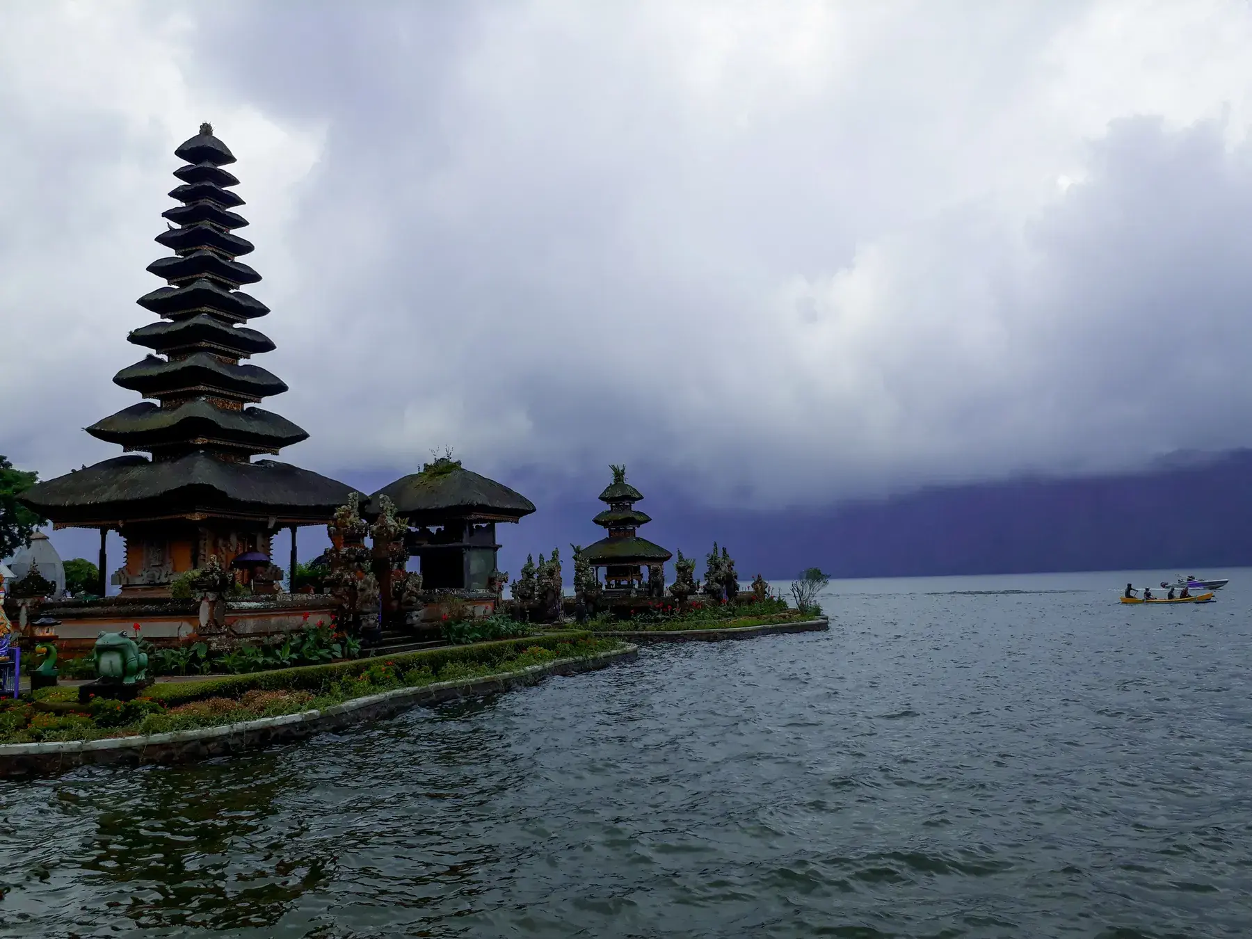 Templo Ulun Danu Beratan junto al lago Bratan