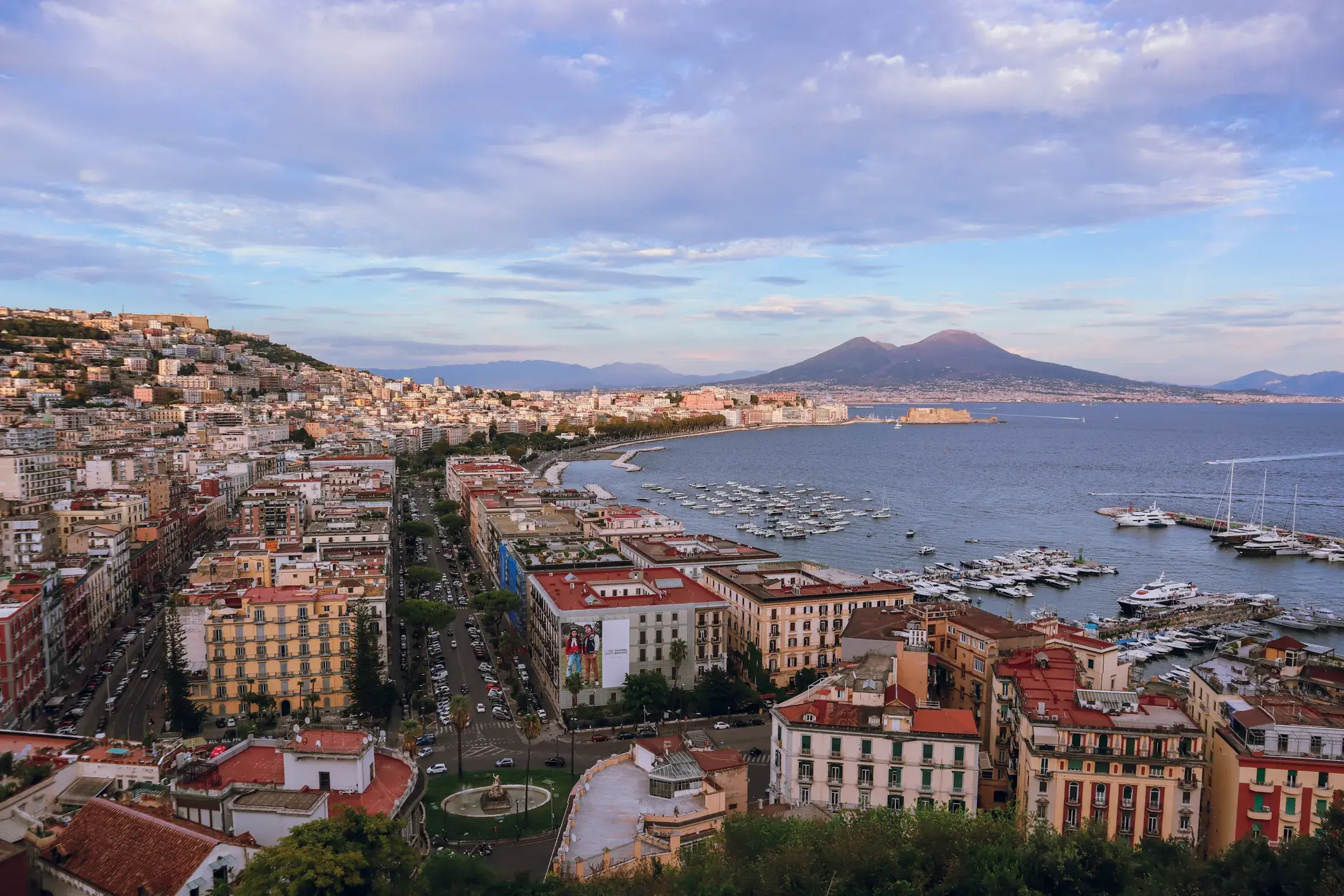 Golfo de Nápoles con la ciudad y el Vesubio al fondo