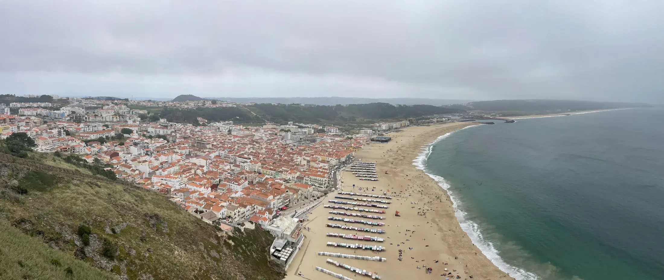 Casas de Nazaré y arco de la playa urbana vistos desde el Sítio, sin oleaje gigante