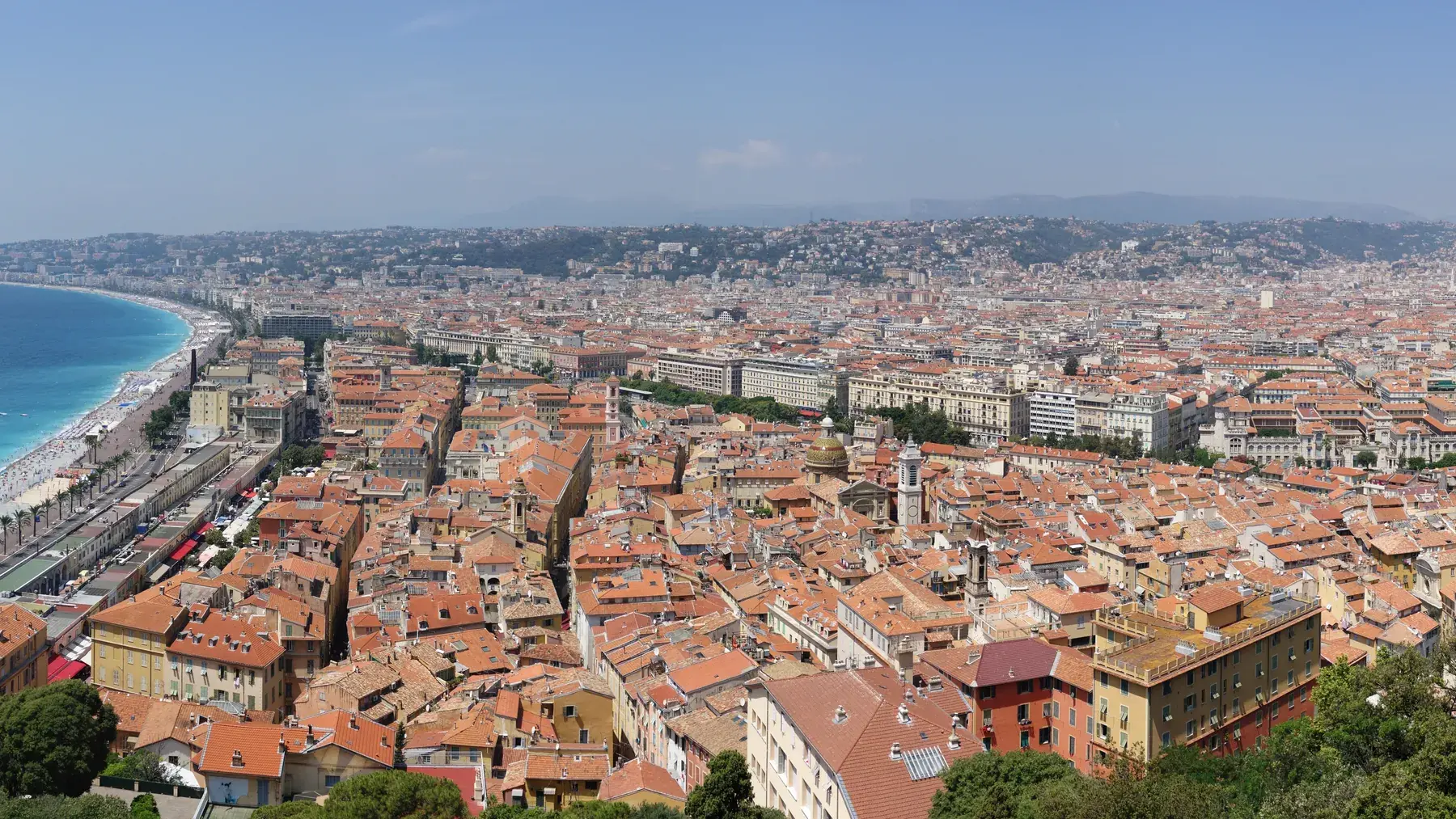 Baie des Anges y paseo marítimo de Niza vistos desde la Colline du Château