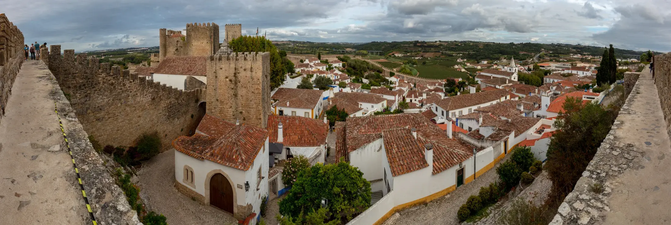 Castillo, tejados de la villa de Óbidos y paseo elevado de la muralla