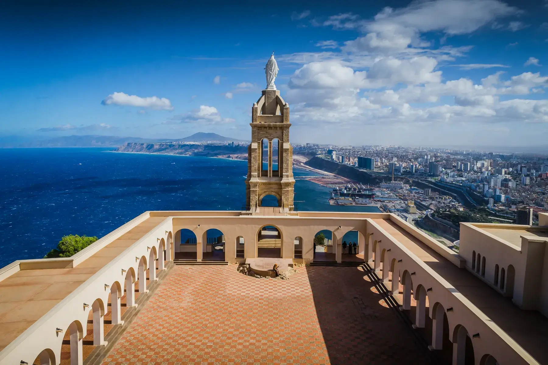 Patio y capilla de Santa Cruz sobre la bahía de Orán