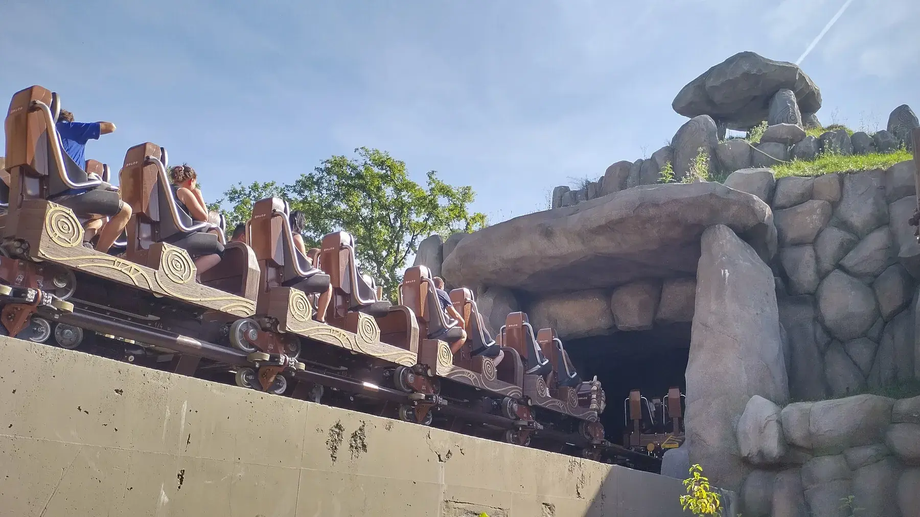 Montaña rusa Toutatis y su entorno en Parc Astérix