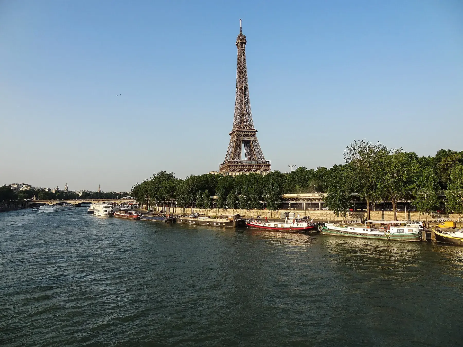 Torre Eiffel sobre el Sena vista desde la ribera de París