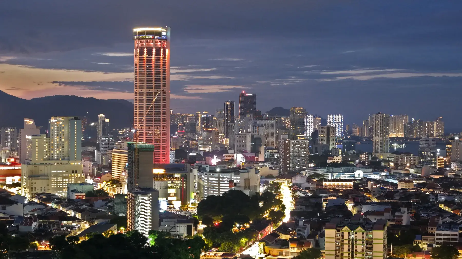 George Town y su entorno urbano de noche