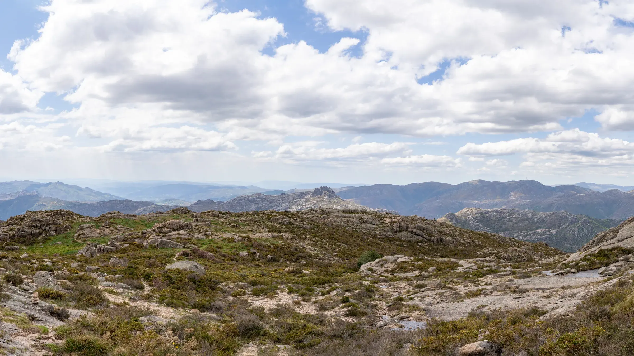 Panorámica localizada de la Serra do Gerês dentro del parque nacional