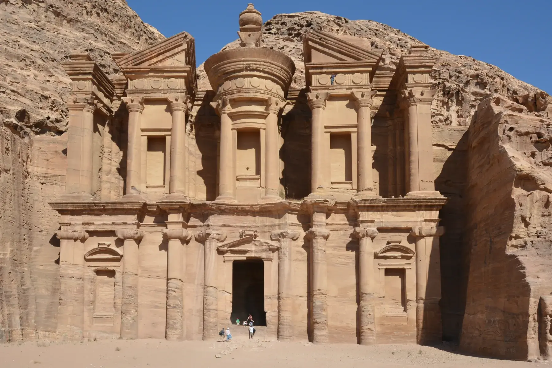 Fachada del Monasterio de Petra excavada en roca