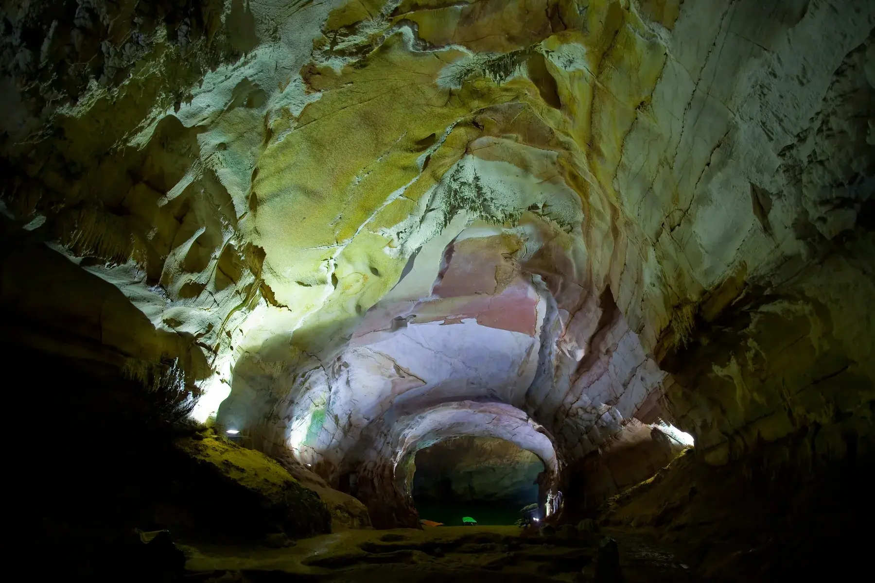 Interior de una cueva de Phong Nha