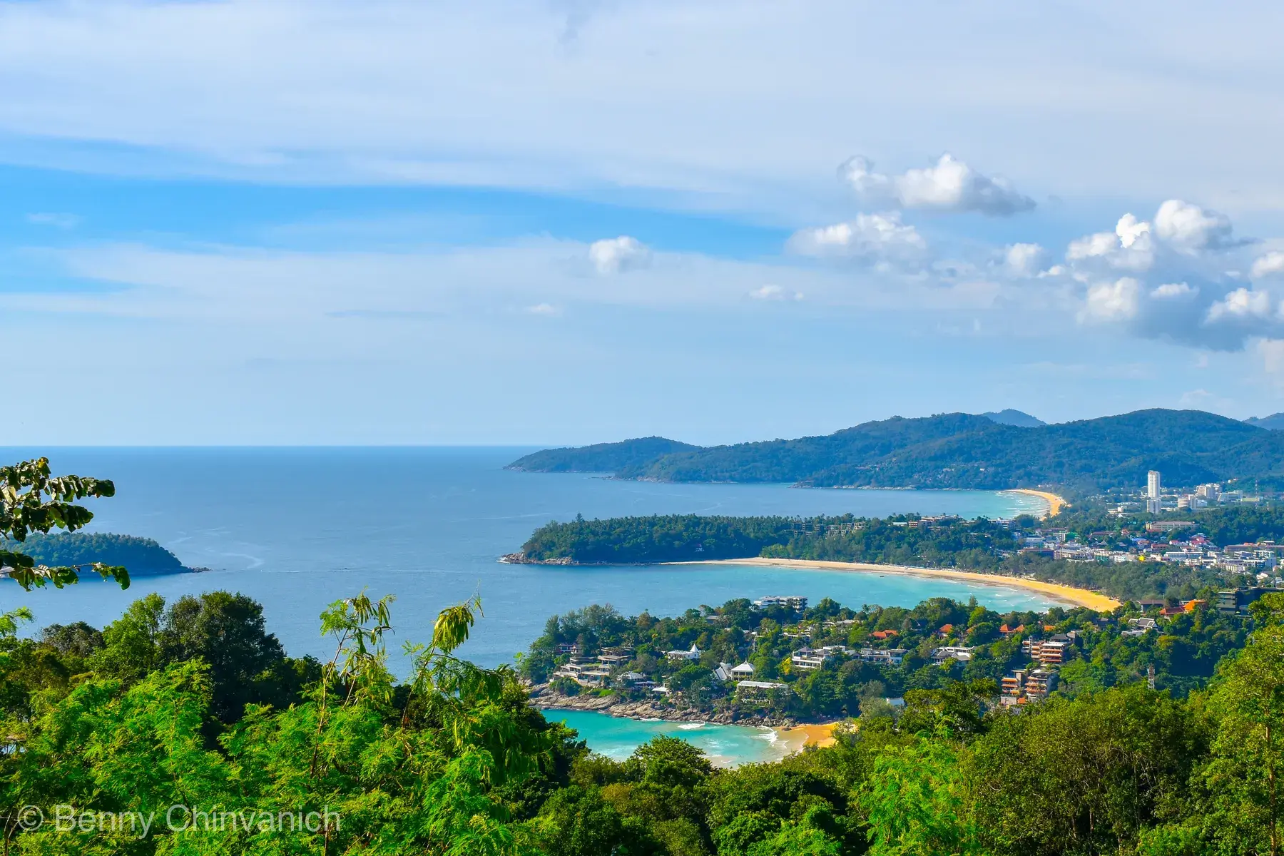 Vista aérea de la costa y ciudad de Phuket