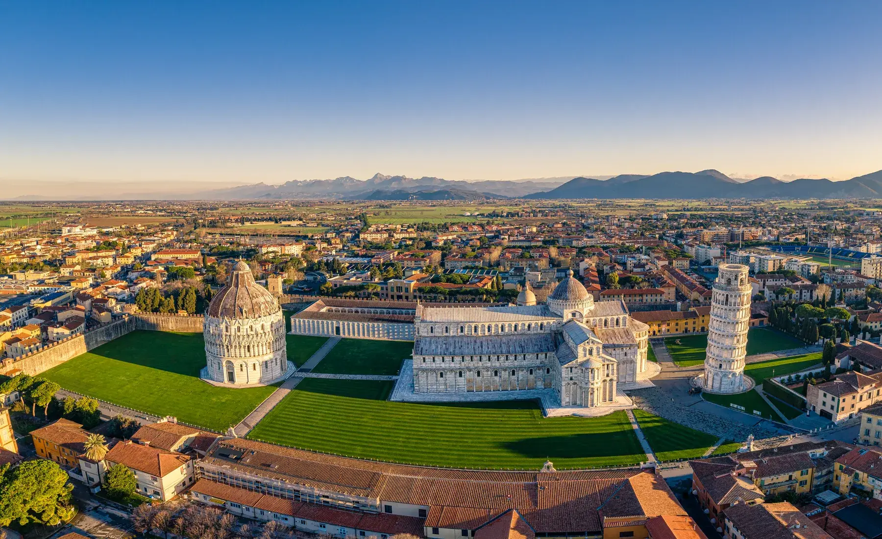 Piazza dei Miracoli de Pisa con la torre y la catedral