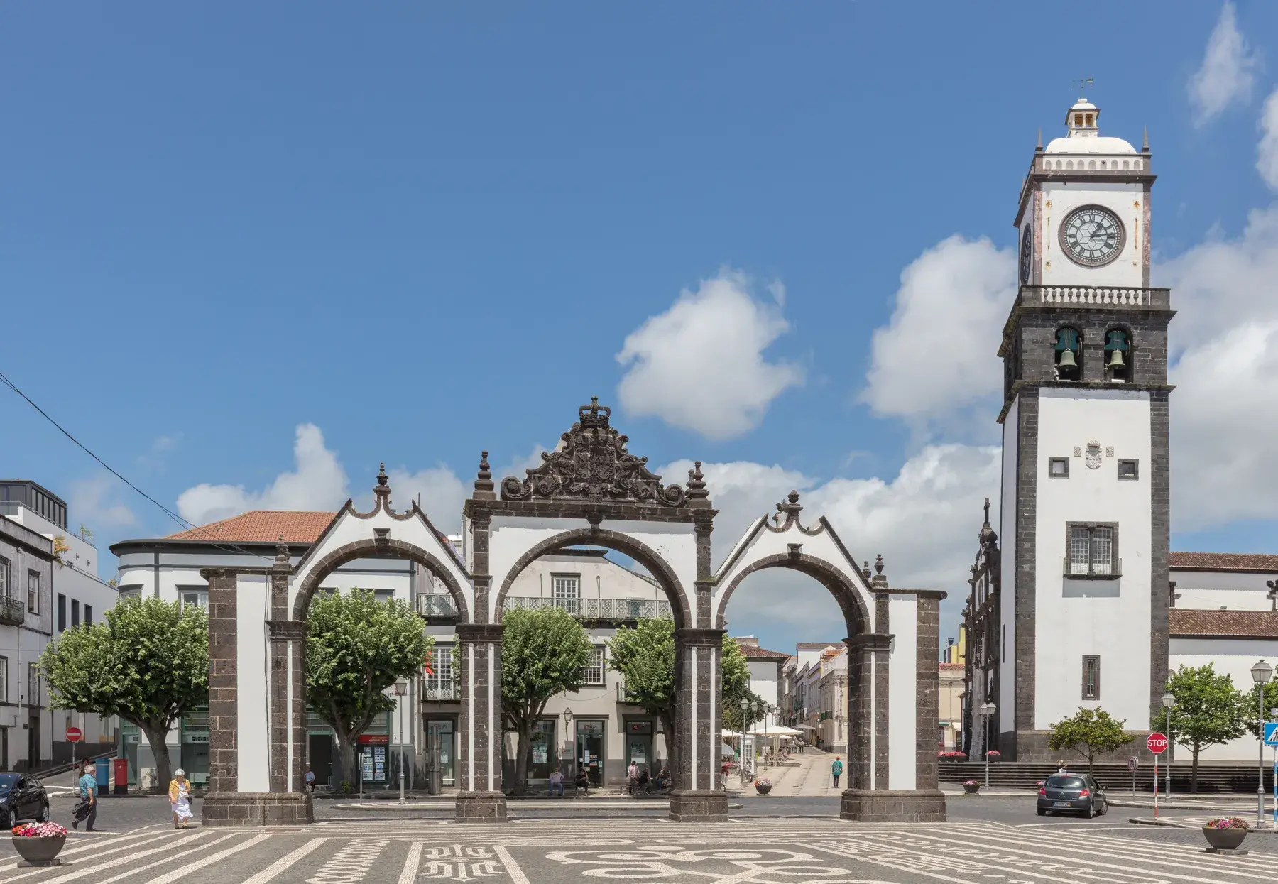Portas da Cidade y torre de São Sebastião en el centro de Ponta Delgada