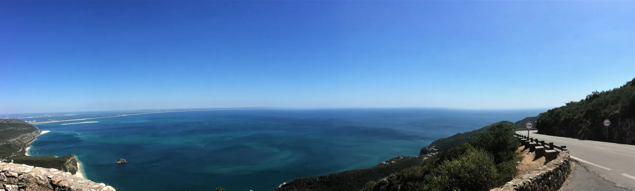 Panorama de la costa atlántica portuguesa con acantilados, playa y océano
