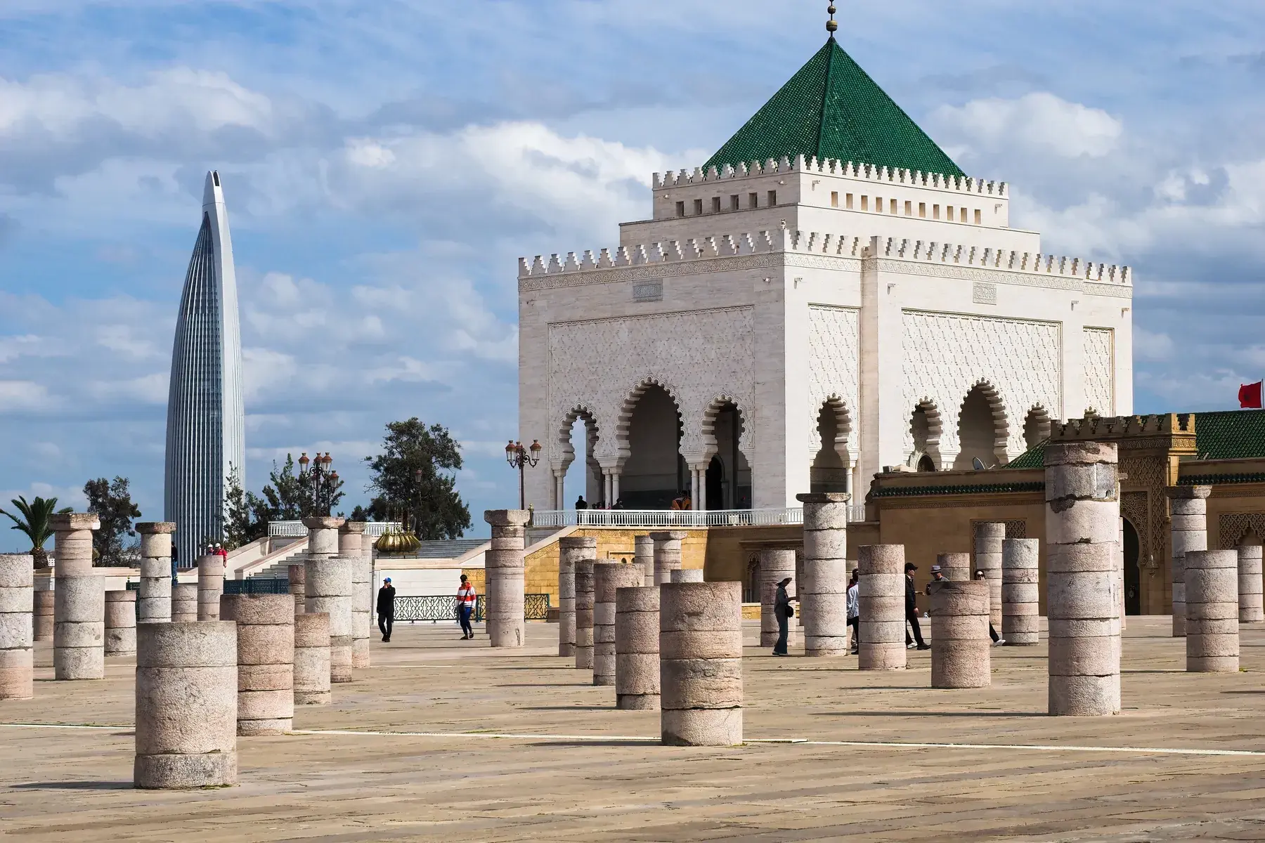 Mausoleo de Mohammed V en Rabat y torre Mohammed VI al fondo
