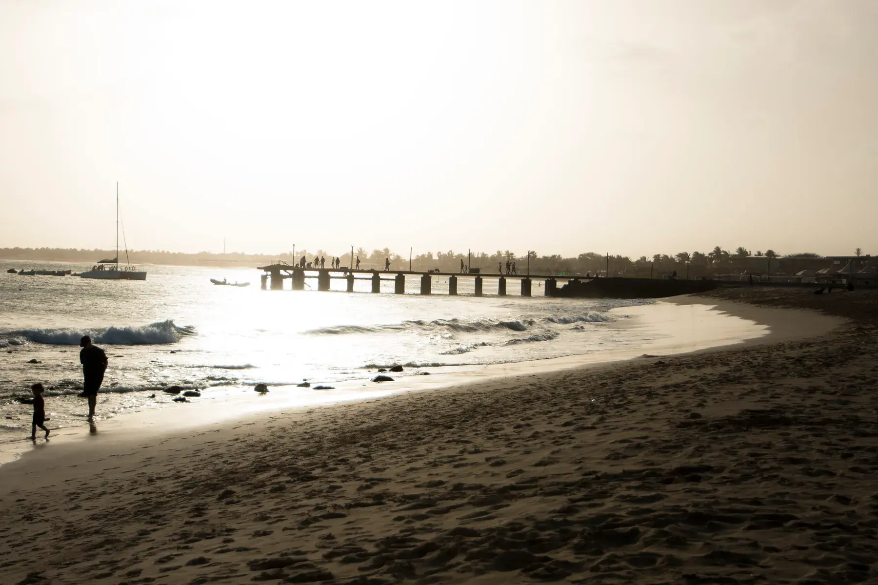 Playa y muelle de Santa Maria en la isla de Sal
