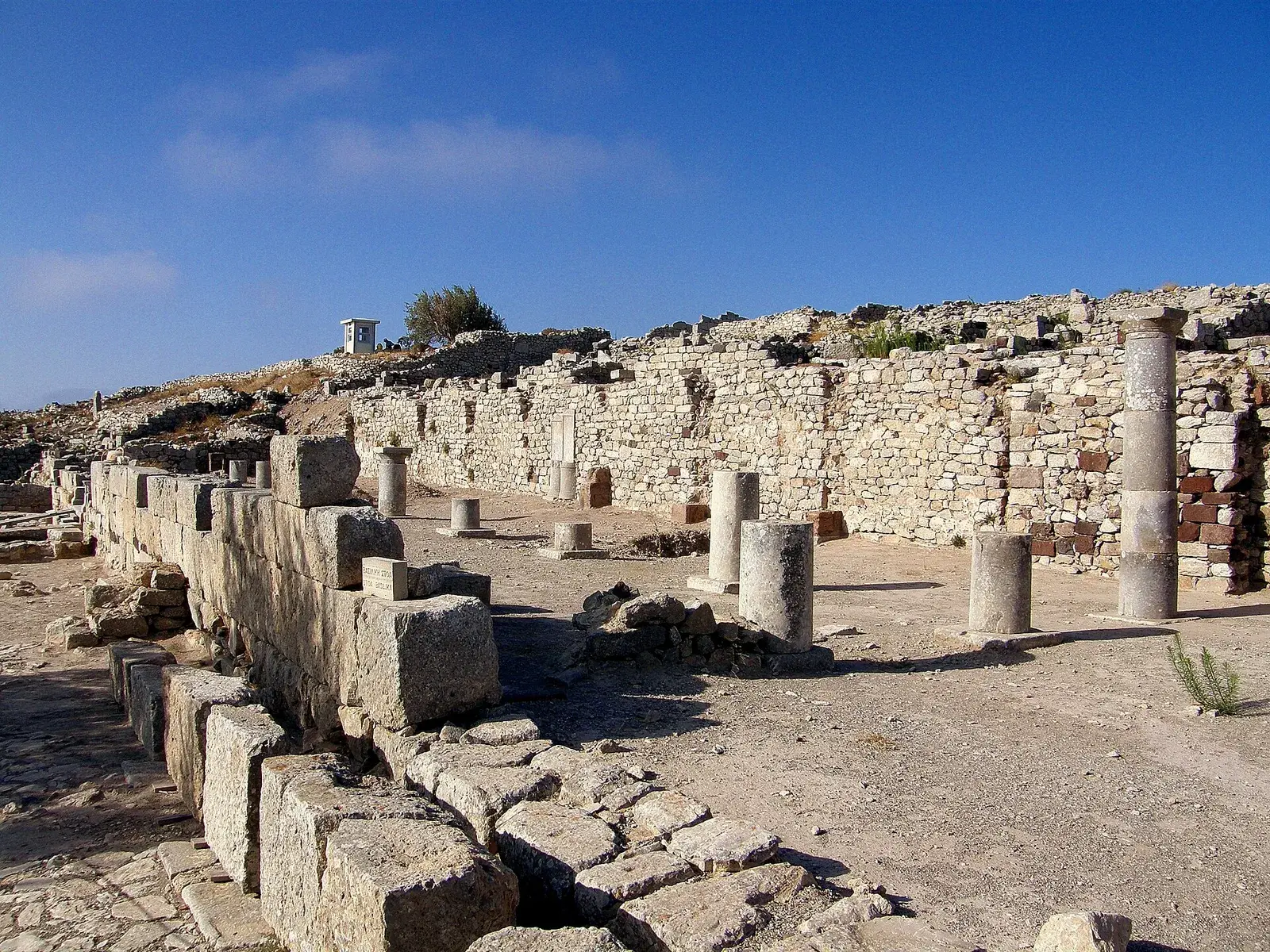 Restos de la basílica en la antigua Thera, Santorini